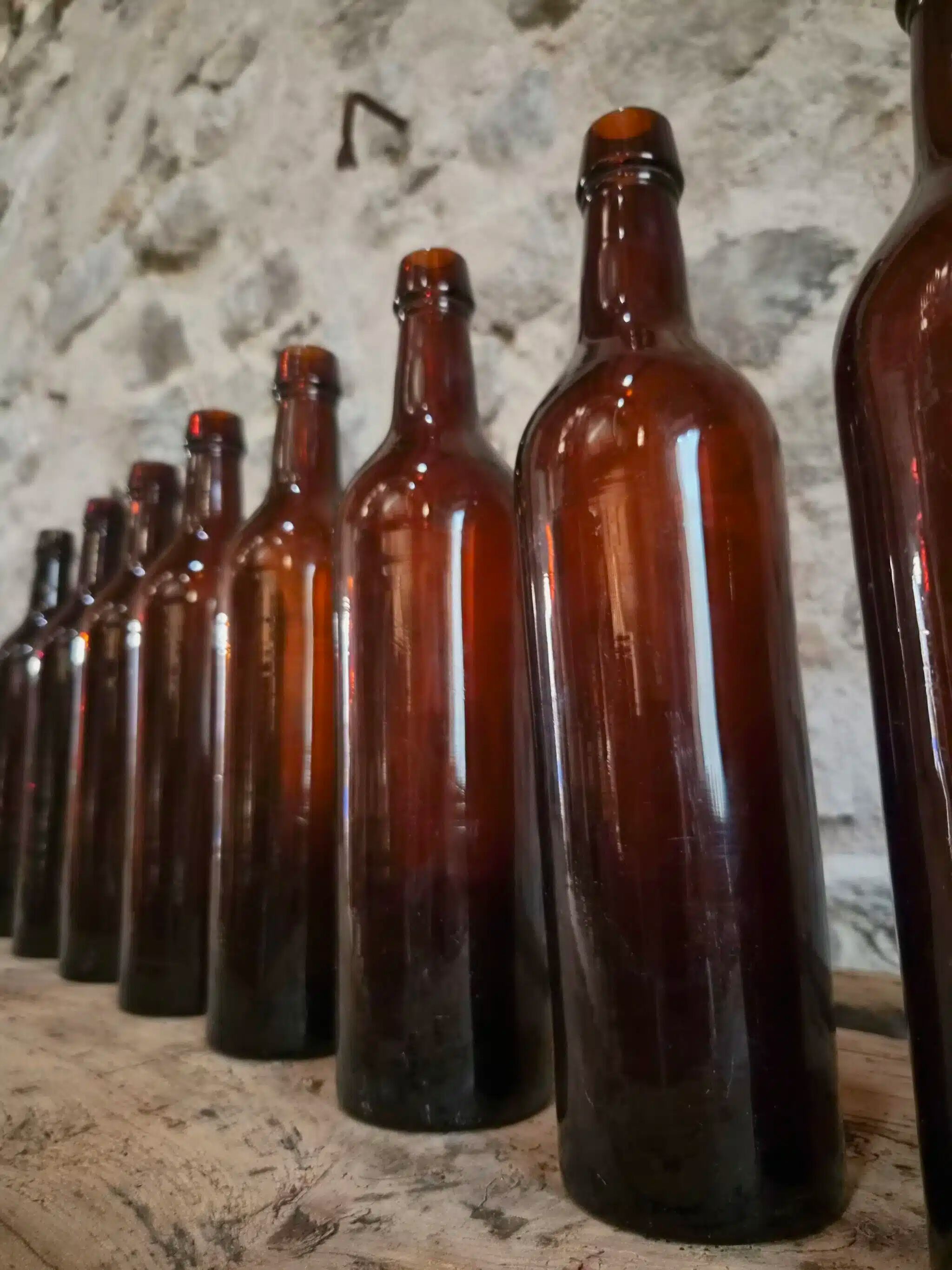 Set of 10 bottles of old Bordeaux French wine in ruby brown glass, 19th century.