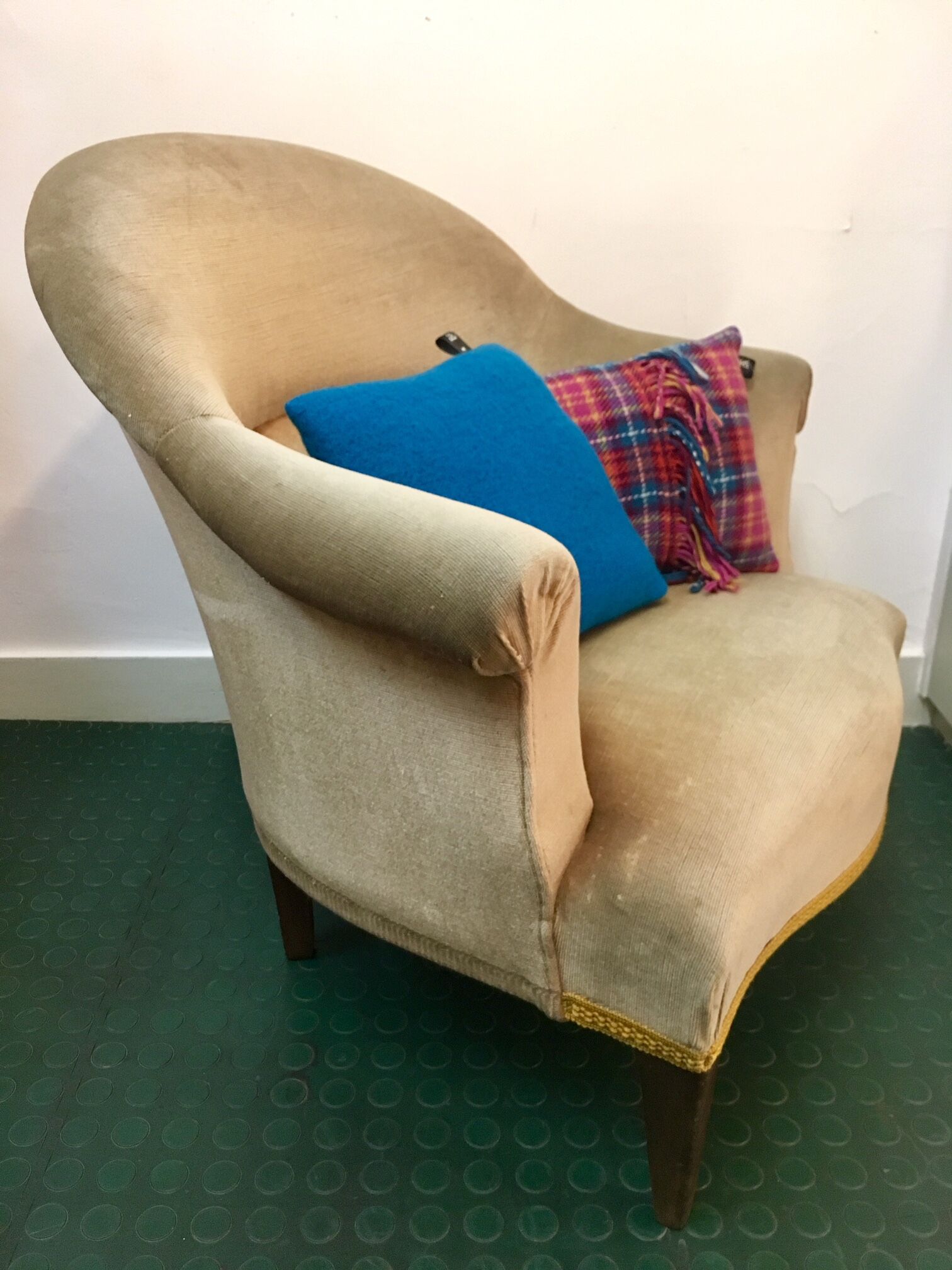 Armchair toad velvet vintage cream