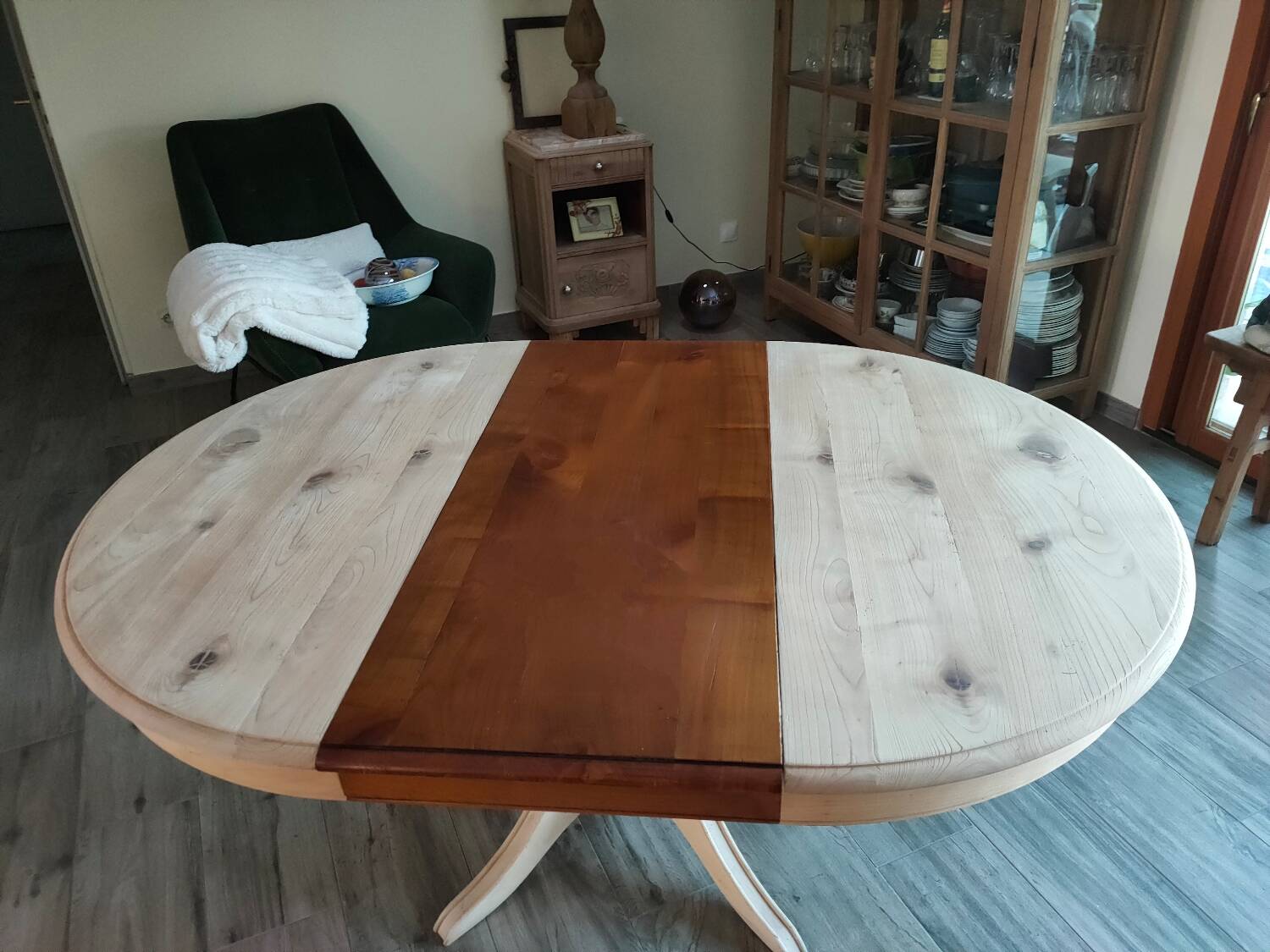 Round table with central leg