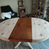 Round table with central leg