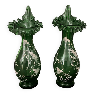 Paire de vases Marie Gregory de couleur verte décor floral émaillé 1900