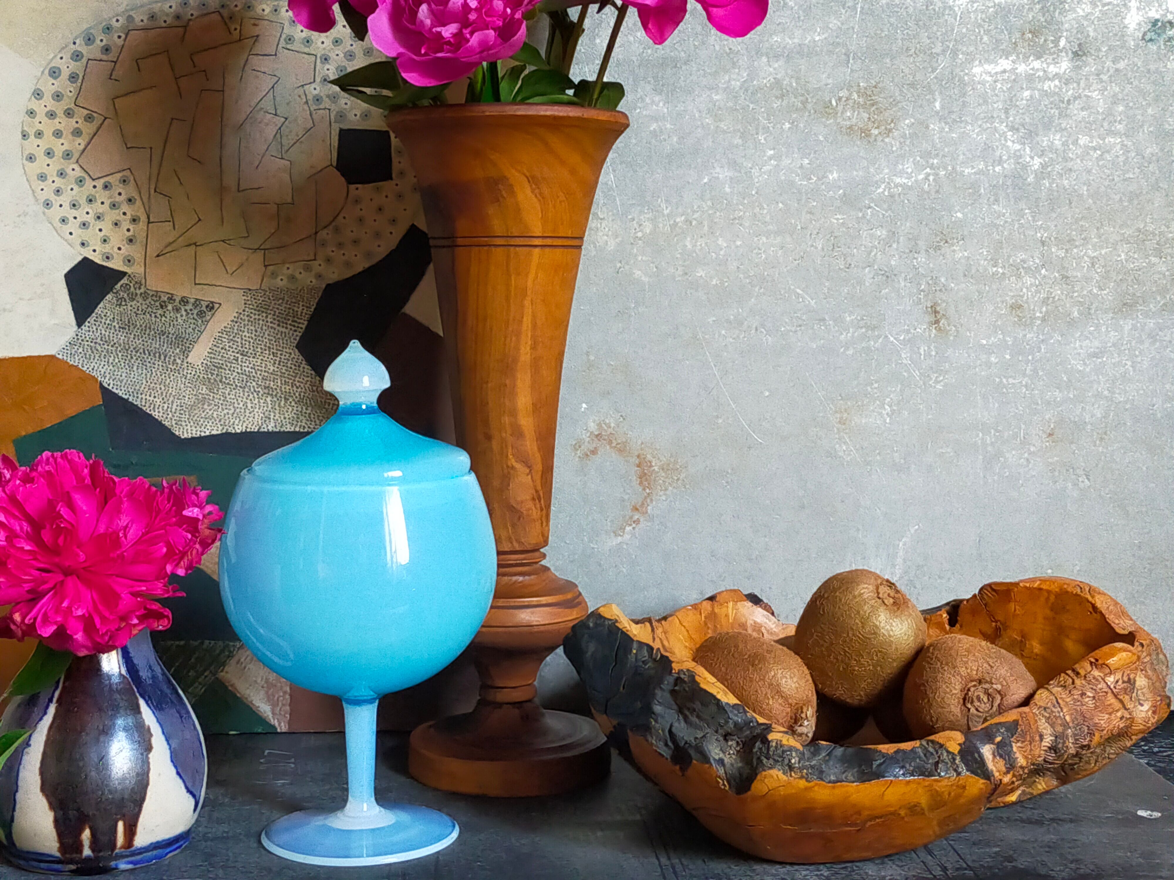 Pot couvert sur pied en opaline de foire vintage