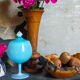 Pot couvert sur pied en opaline de foire vintage