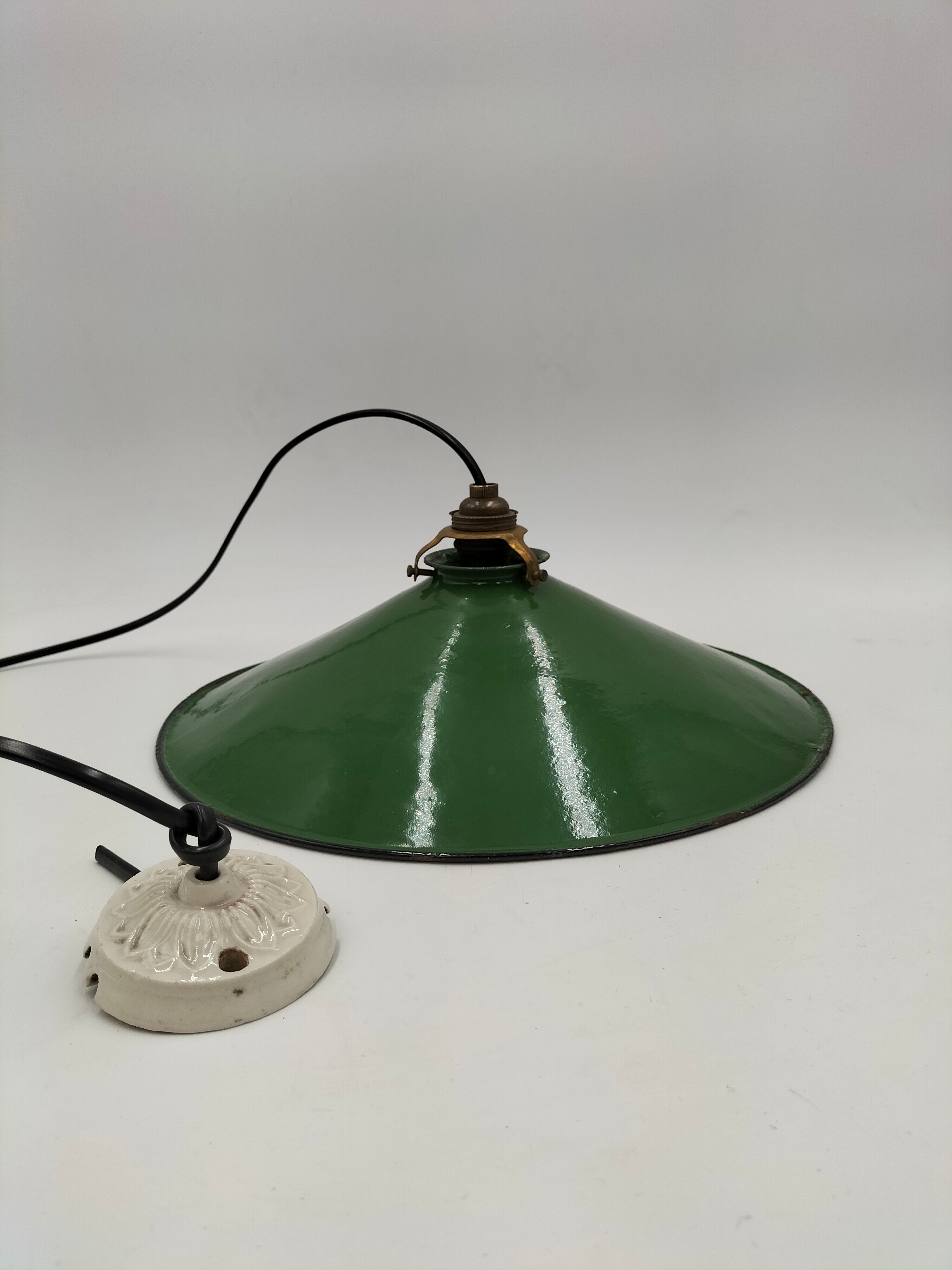 Enamelled sheet metal suspension