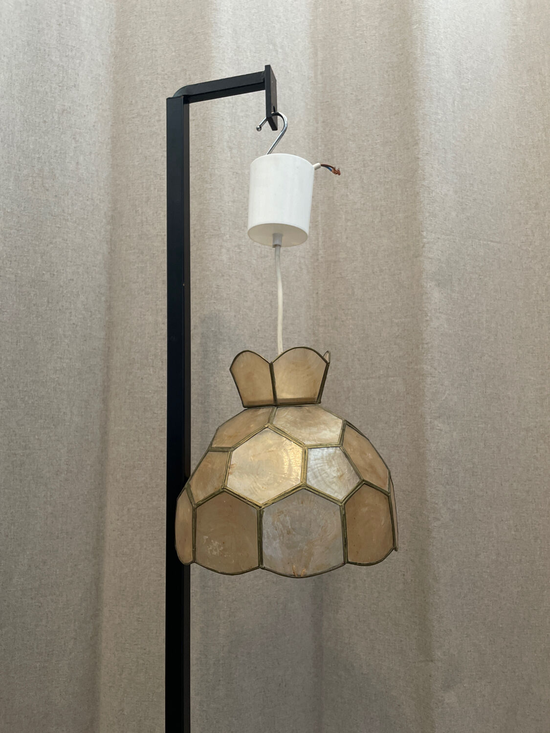 Vintage suspension in mother-of-pearl and brass