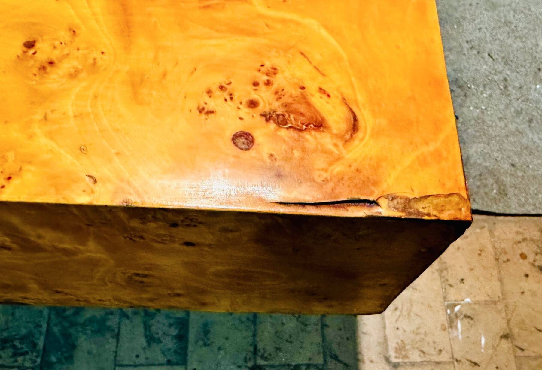 Tavolino da caffè in radica e ottone, anni '70