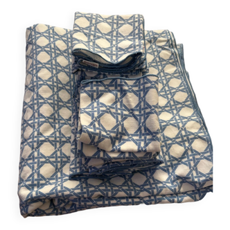Tablecloth + napkins
