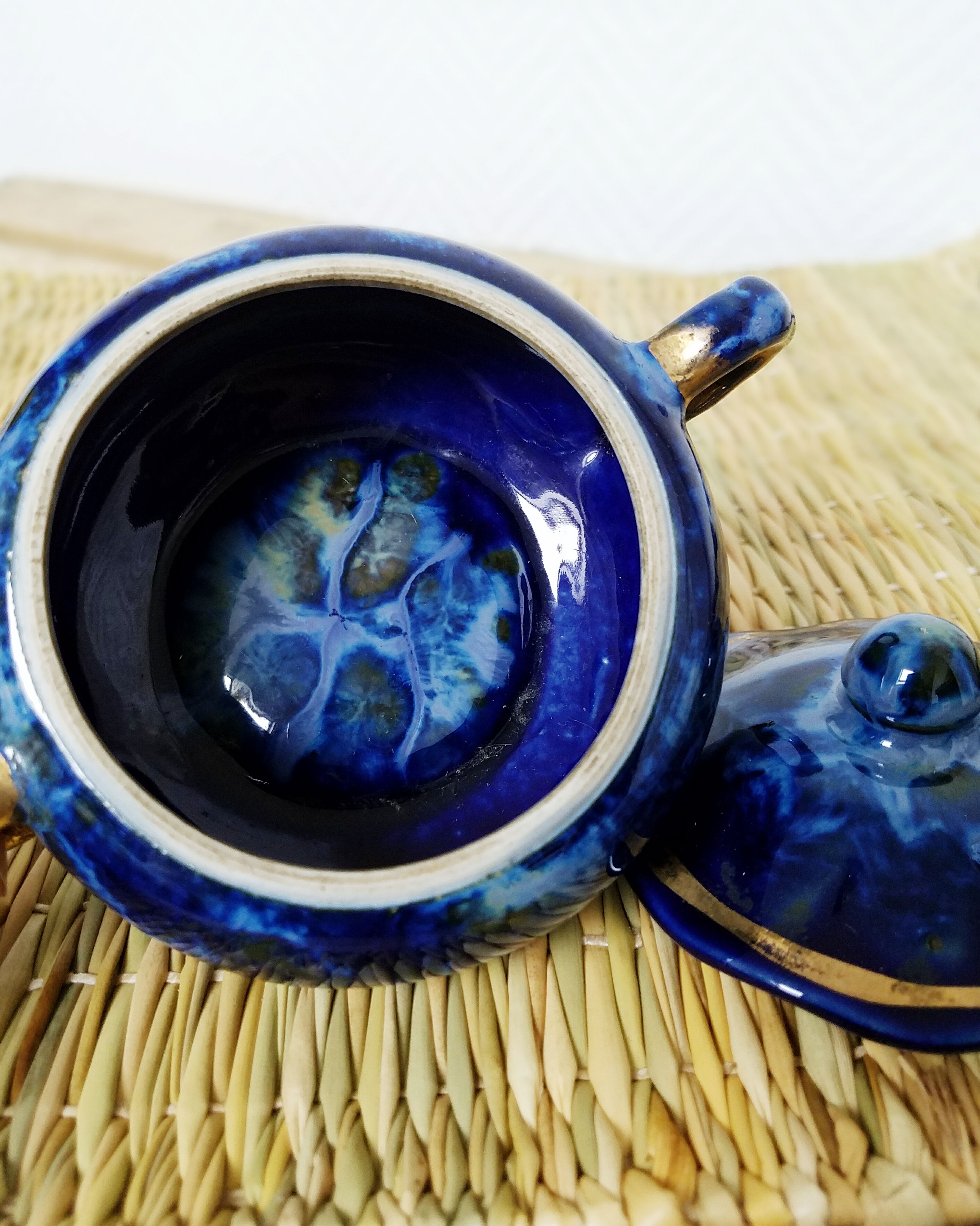 Porcelain pot faience