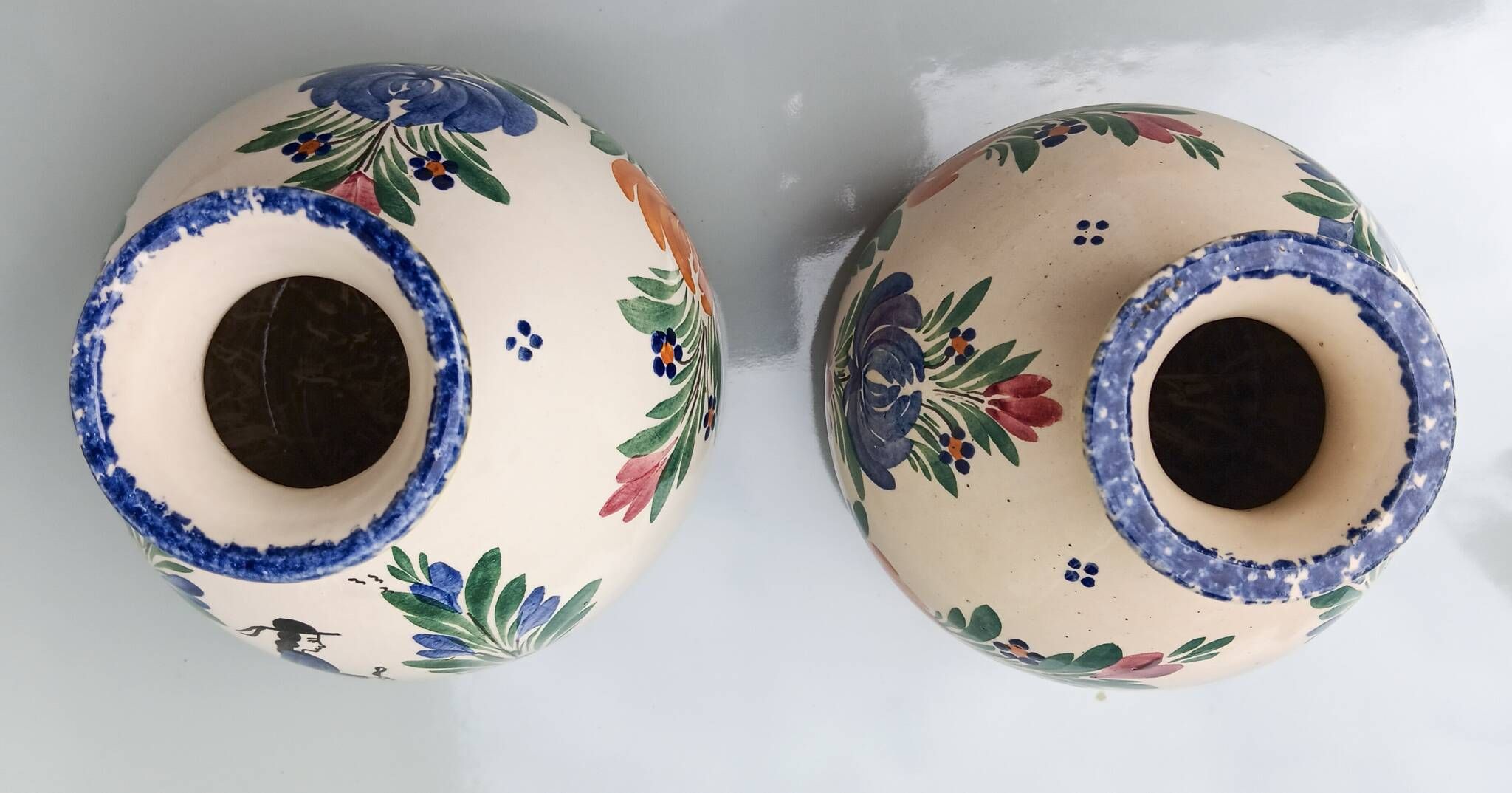 2 vases by Henriot Quimper, 1950 in very good condition.