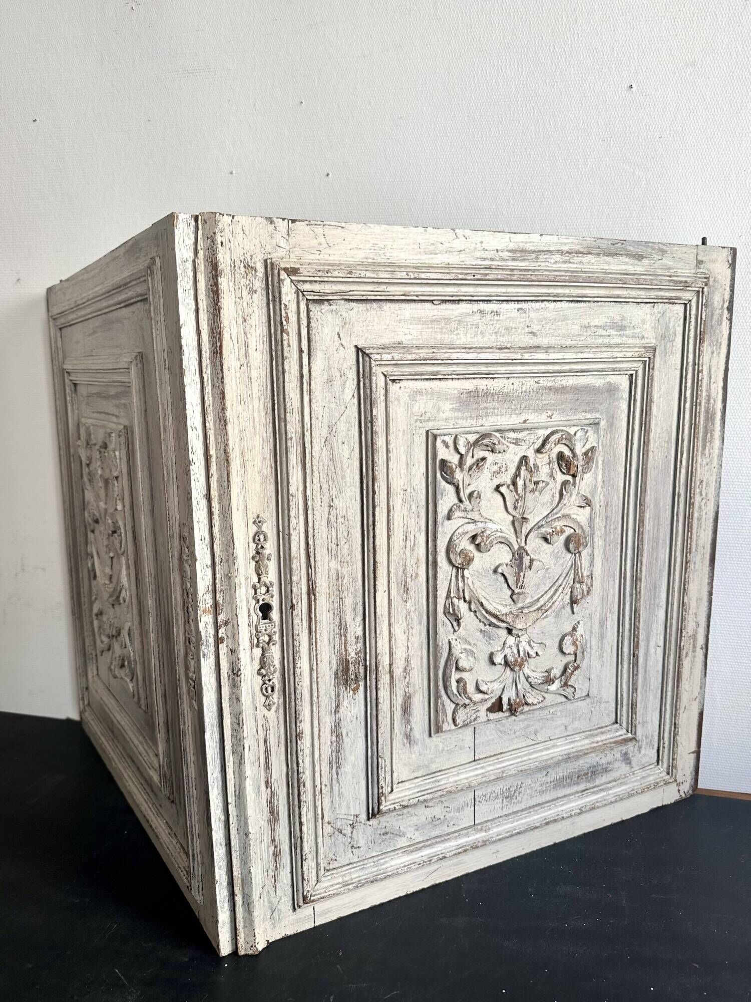 Pair of Louis XVI cupboard doors in carved wood, late 19th century.