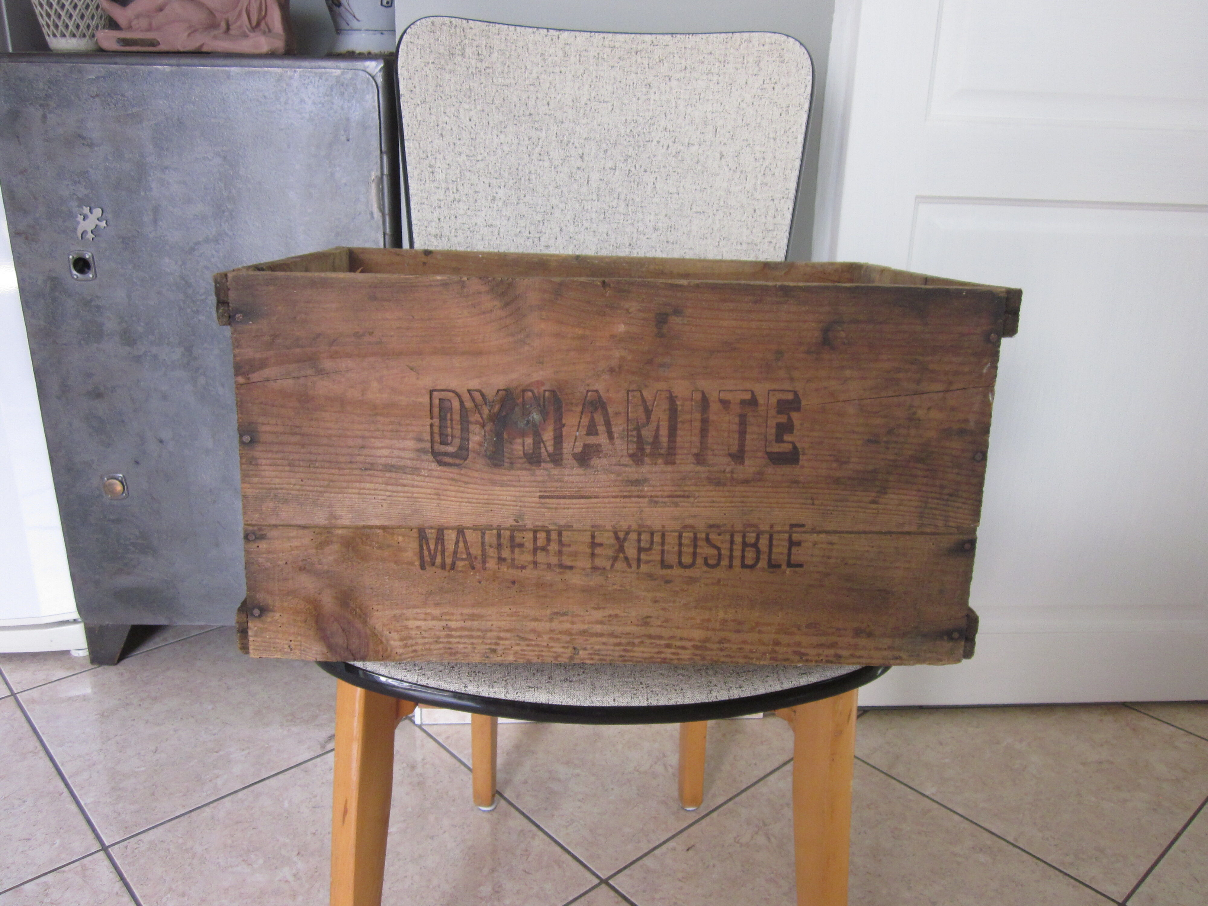 Caisse ancienne en bois dynamite