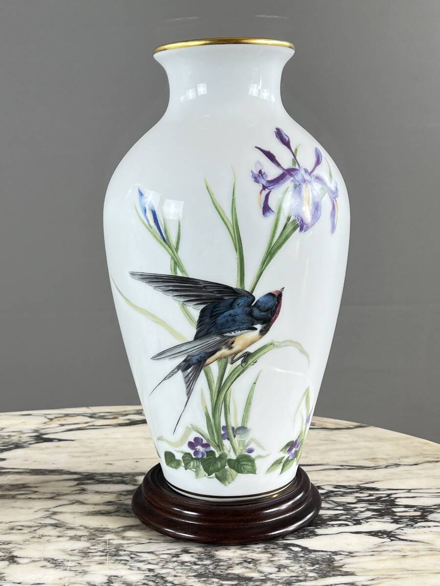 Pair of porcelain vases by Franklin, “The Meadowland Bird Vase”, 20th century.