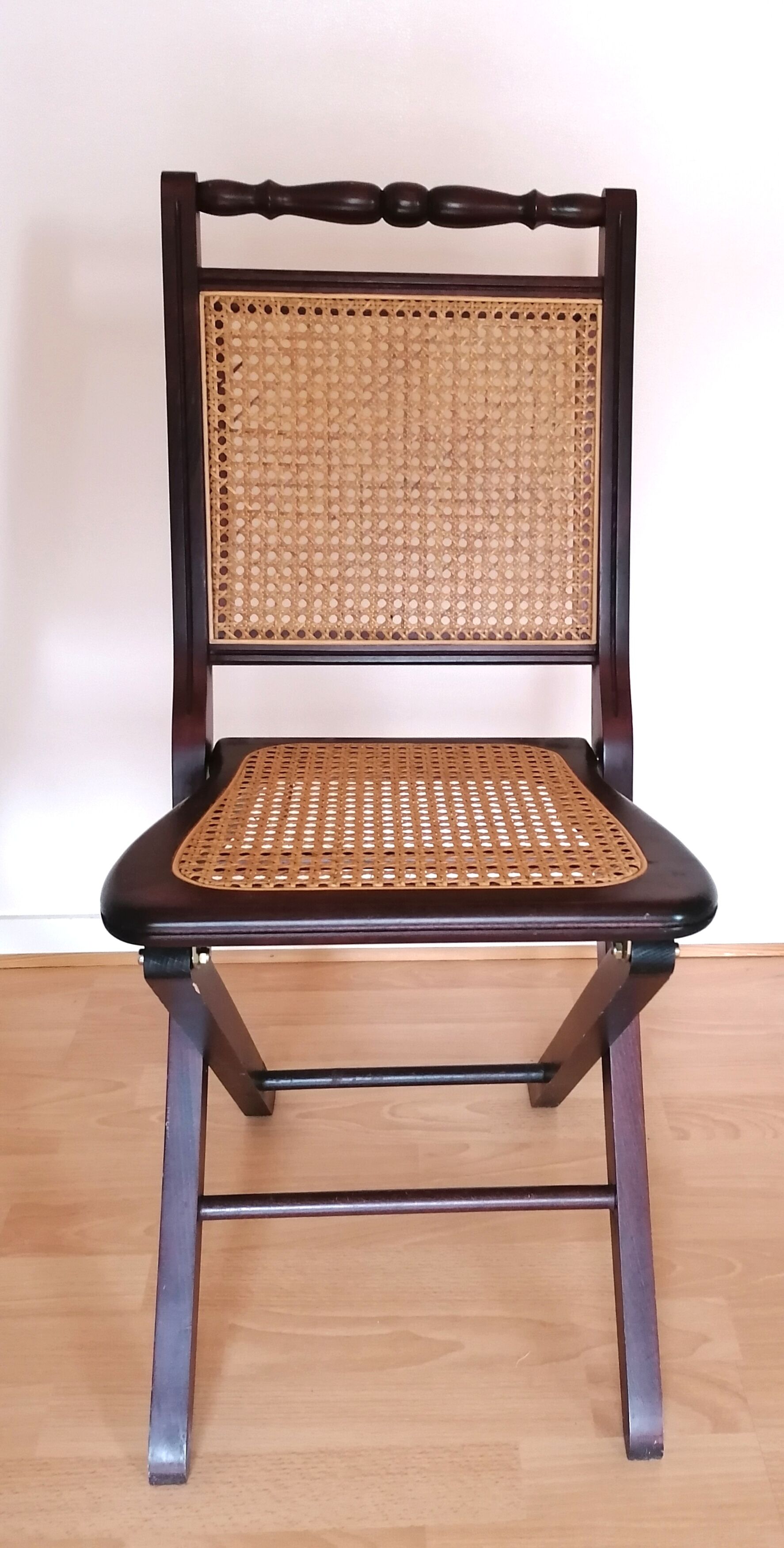 4 folding chairs canned