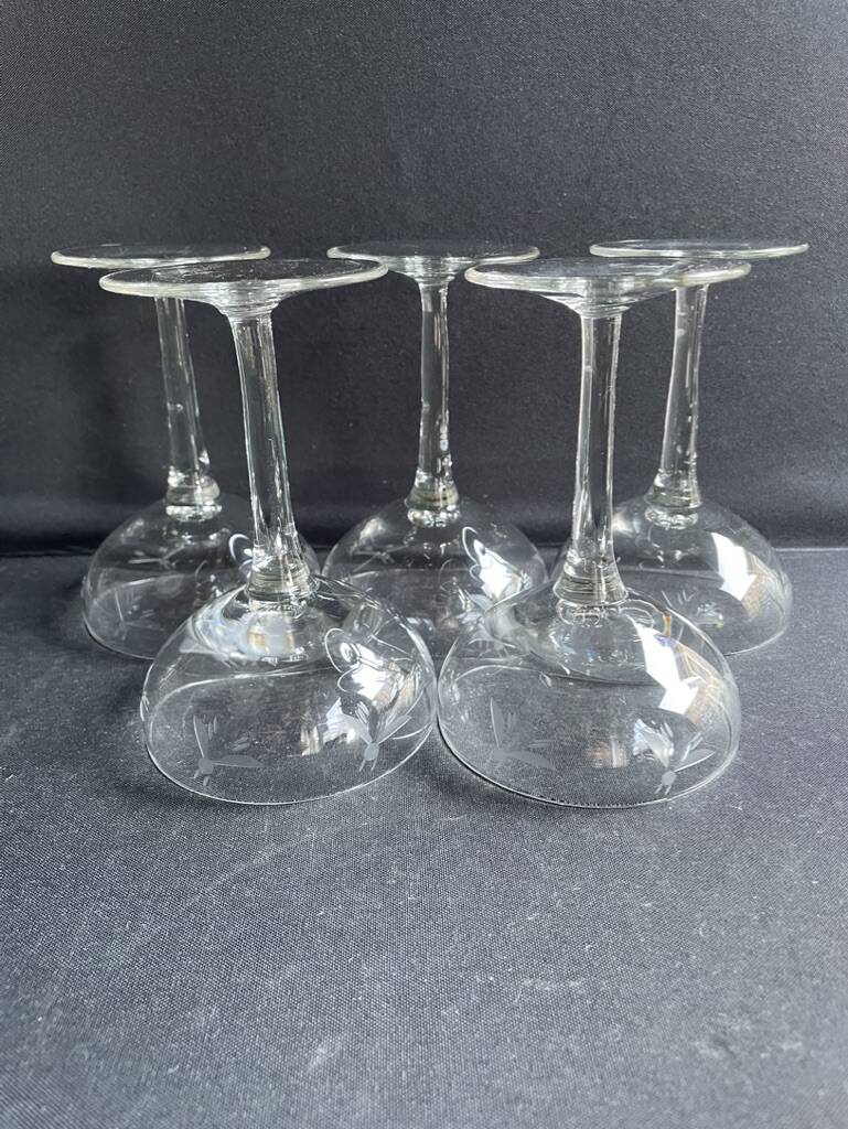 5 blown glass champagne glasses with cut bee decoration