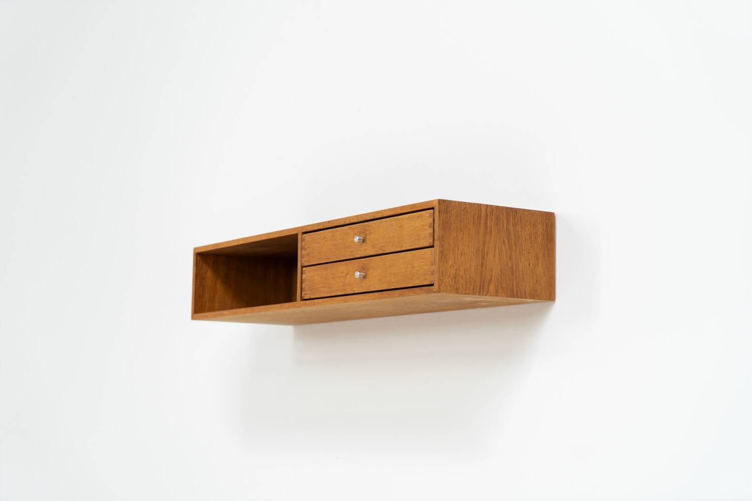 Rare console murale « Modèle 132 » en chêne par Aksel Kjersgaard (Danemark, années 1950).