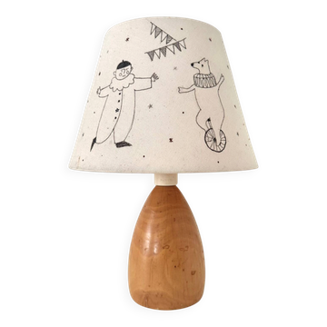 Lampe en bois tourné avec abat-jour dessiné à la main, motifs cirque