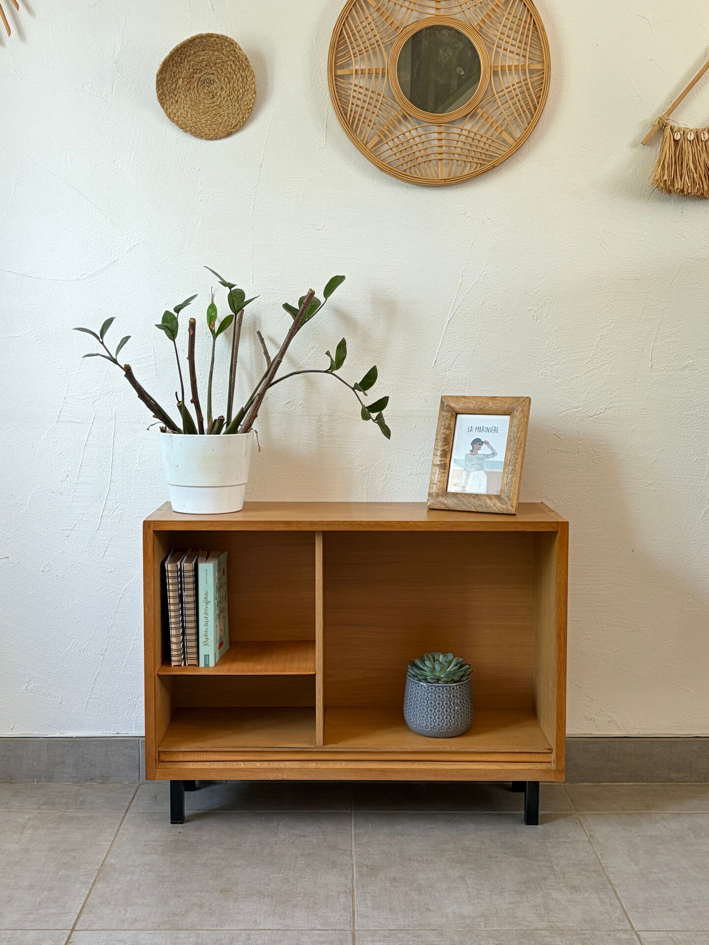 Charming vintage shelf / TV unit