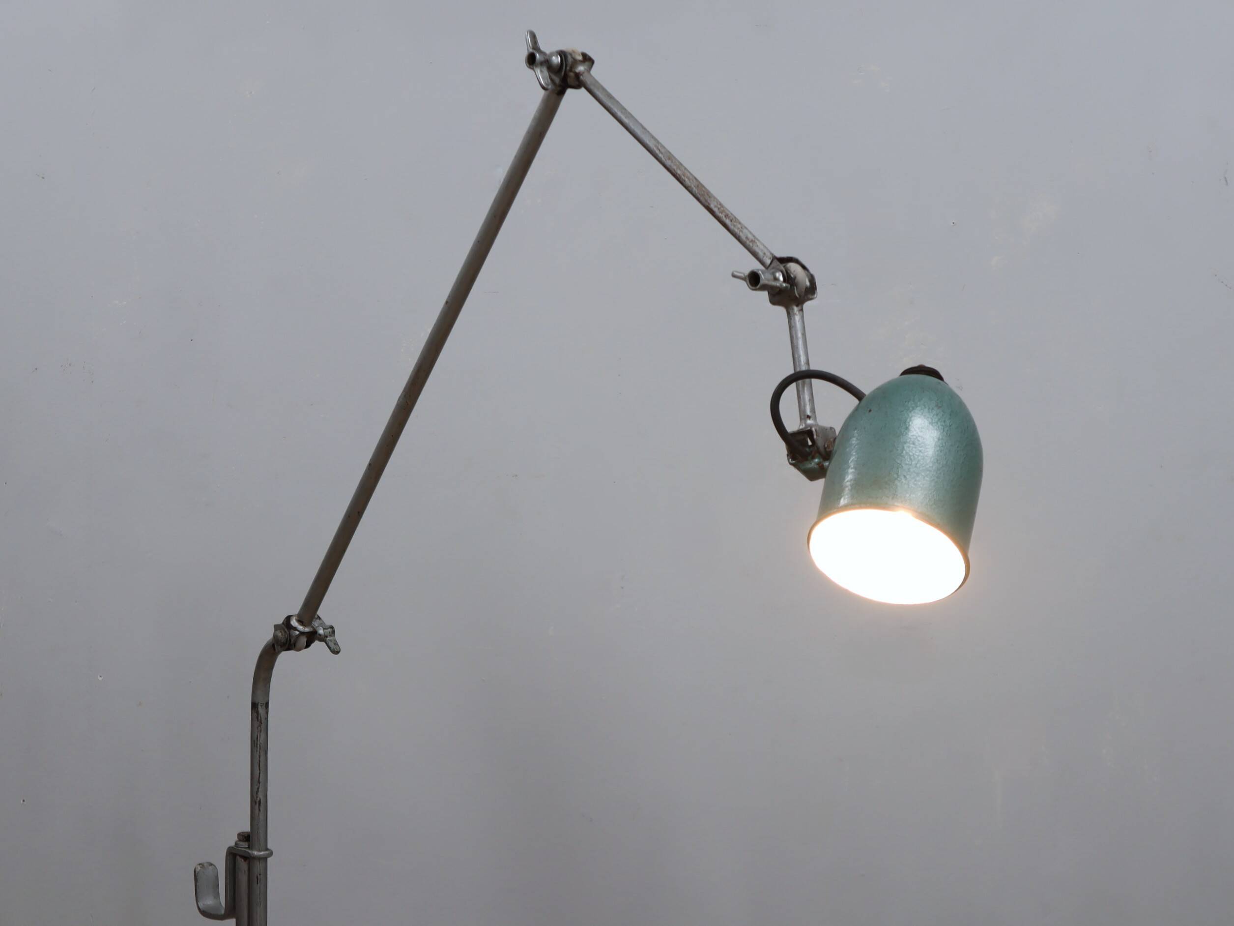 Lampe de sol industrielle ajustable des années 1960 vert martelé