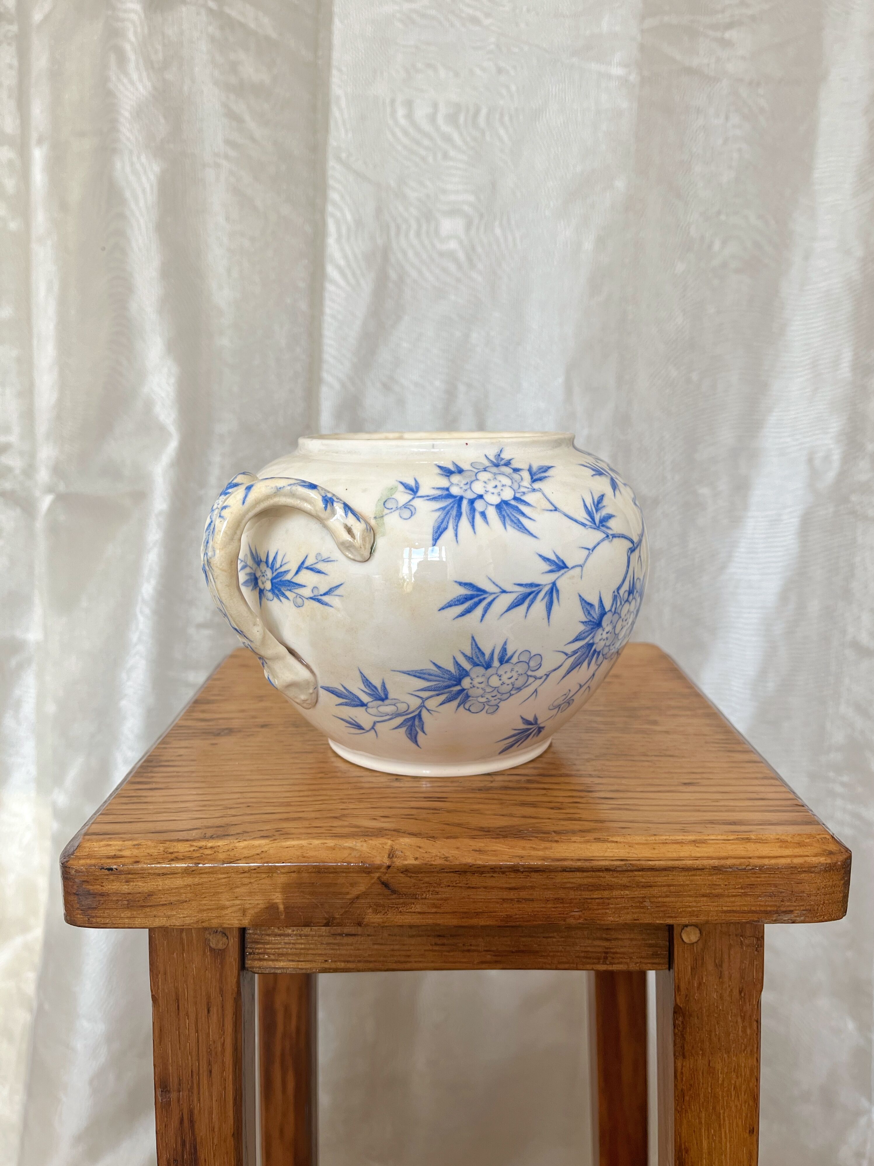 Ironstone sugar bowl with a spiky pattern, Sarreguemines, late 19th century