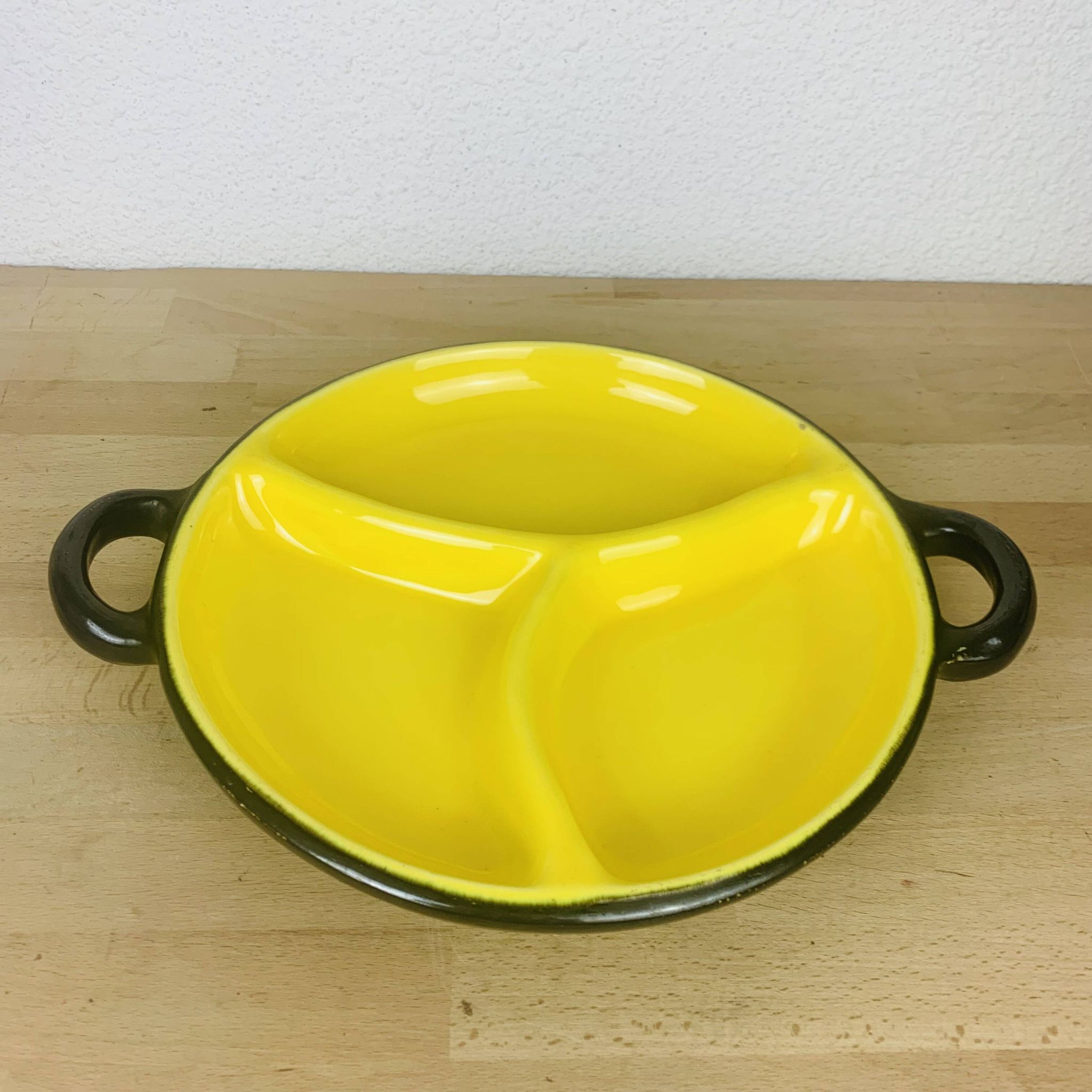 Plat rond céramique années 50 noir et jaune