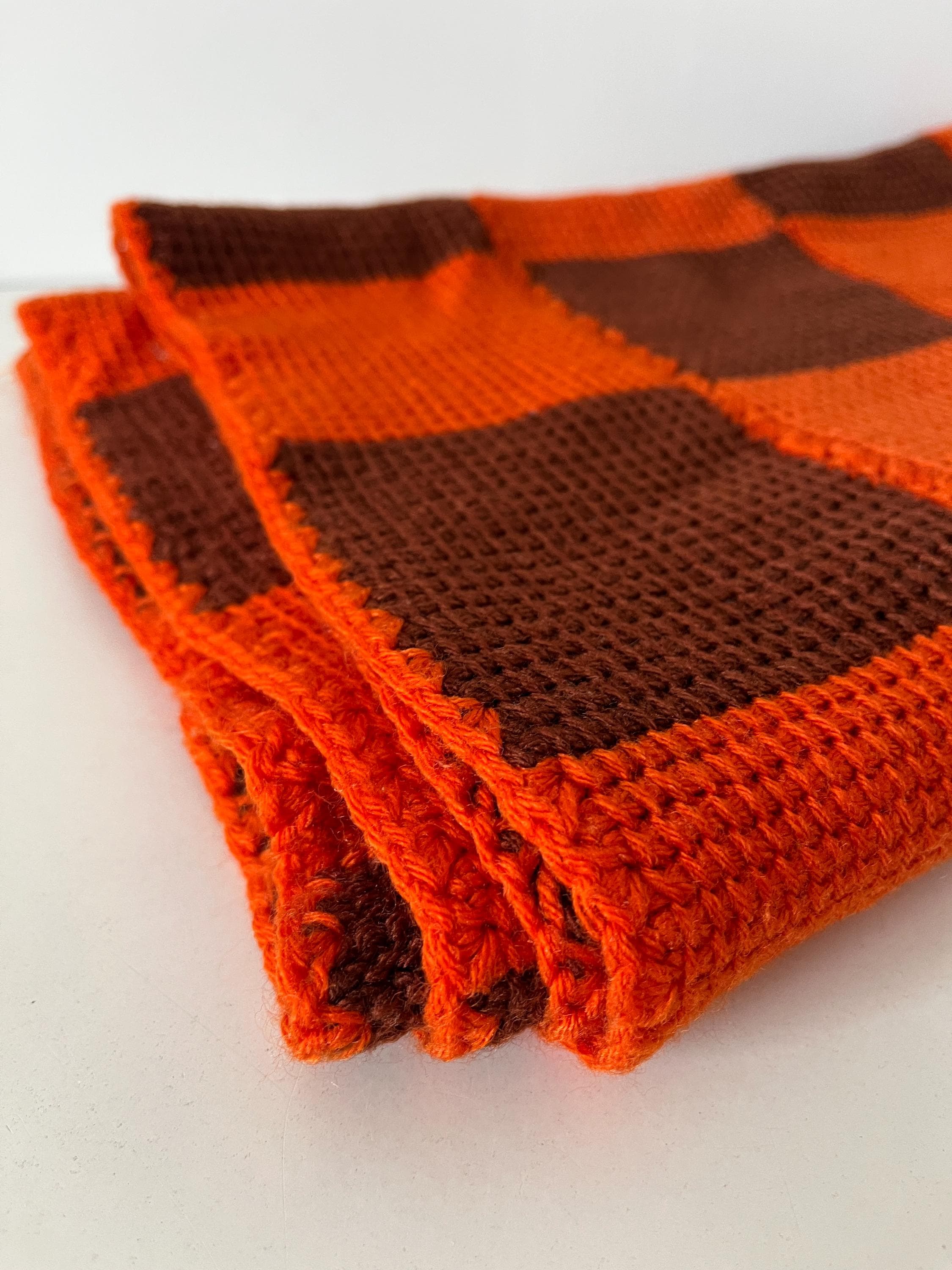 Vintage hand-knitted wool vichy blanket 110x88.