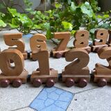 Small train representing the numbers 0 to 9