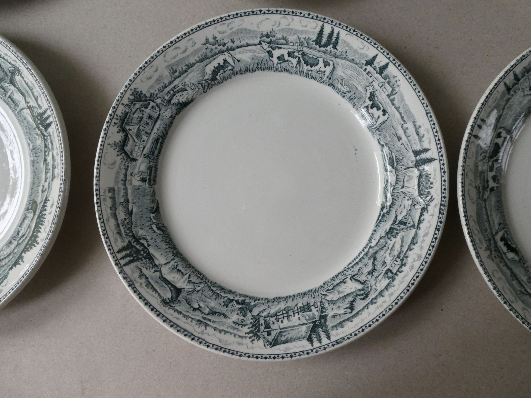 6 assiettes plates Saint Amand, décor la laitière