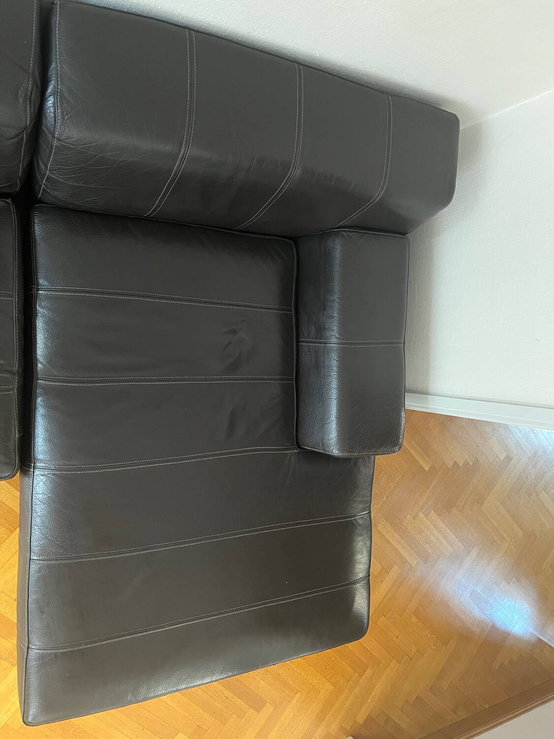 Black leather corner sofa – IKEA KRAMFORS – timeless design