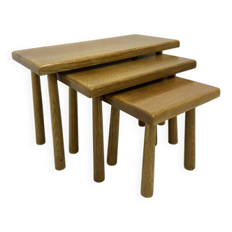 Ensemble de tables gigognes en chêne massif brutaliste, années 1970
