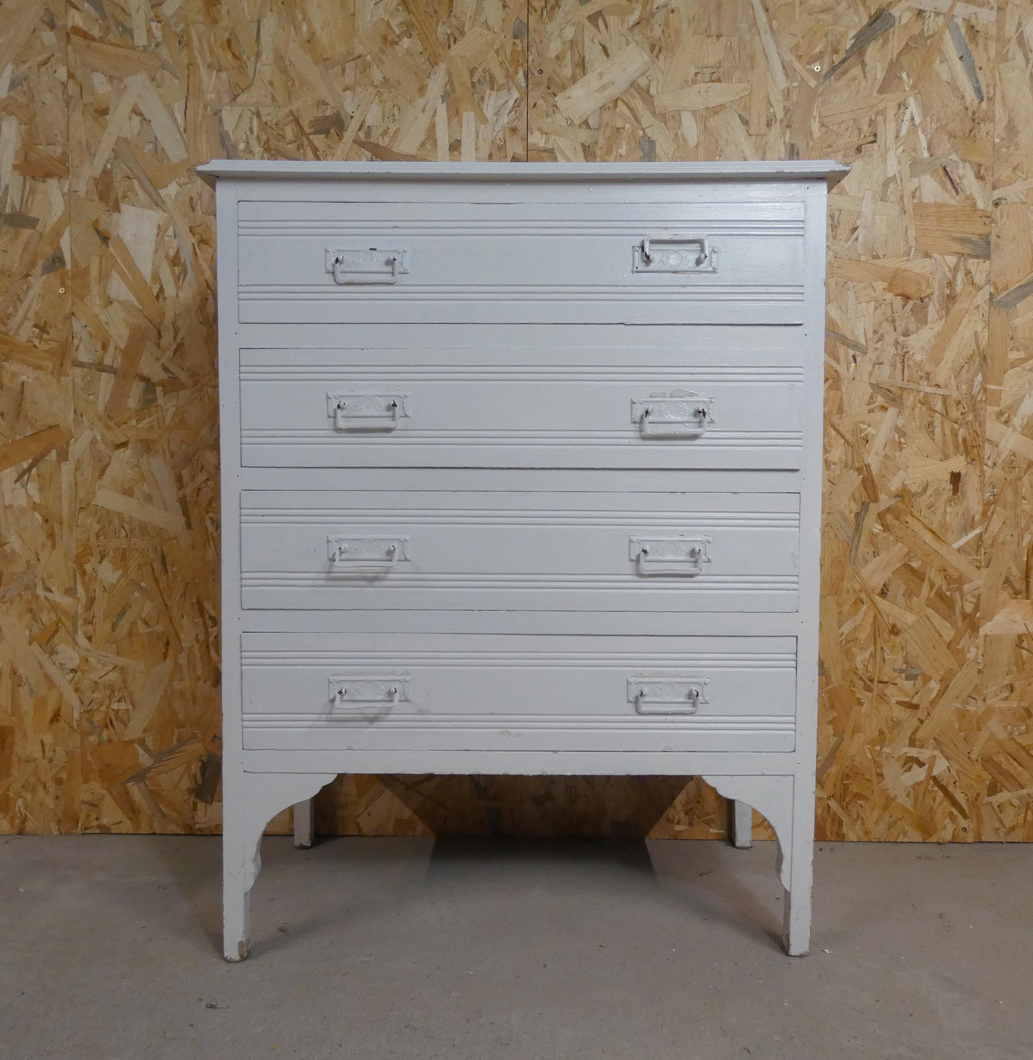 Wooden chest of drawers
