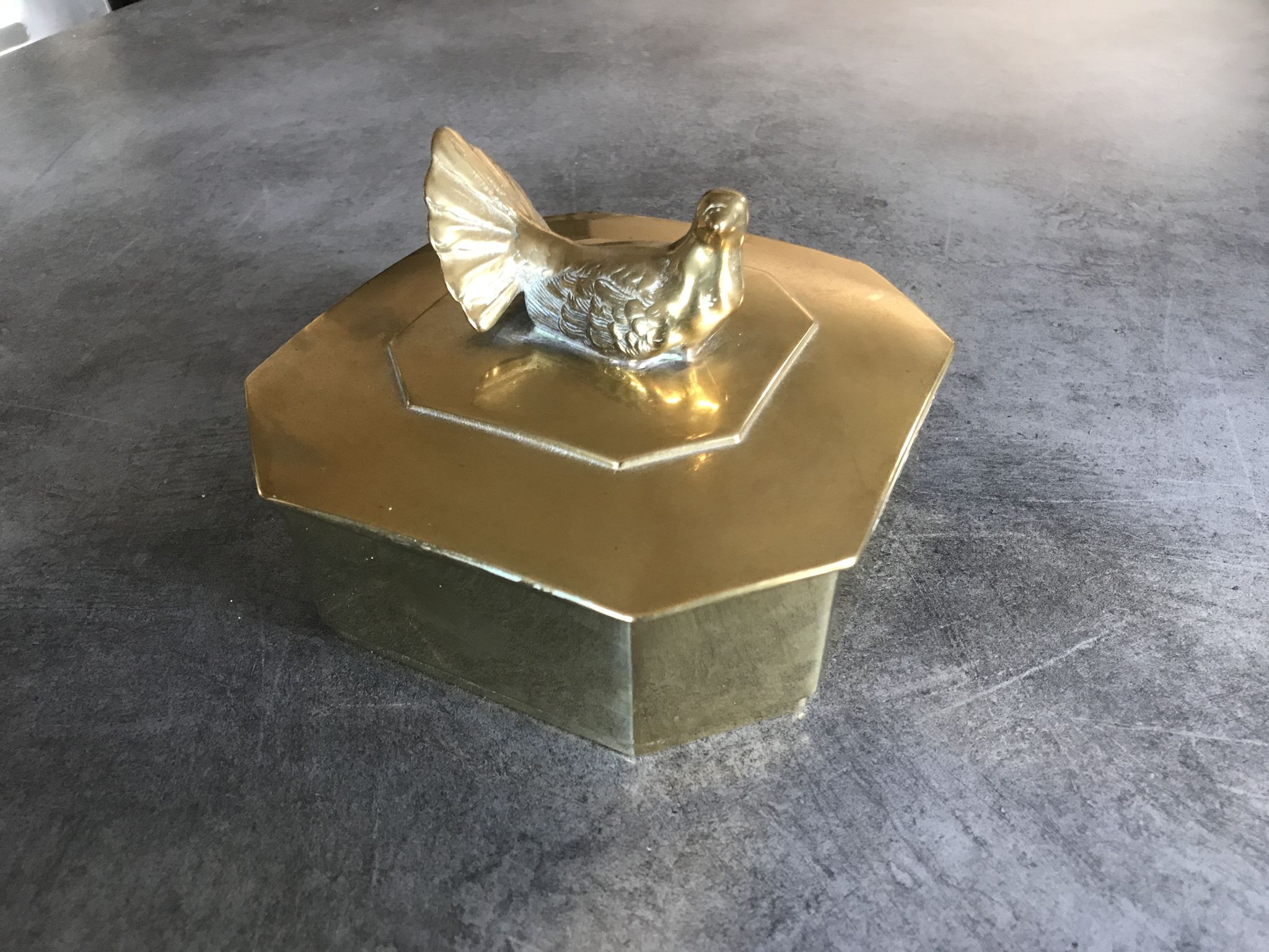 Boîte coffret vintage en laiton massif forme octogone décoration d’oiseau 14,8cm