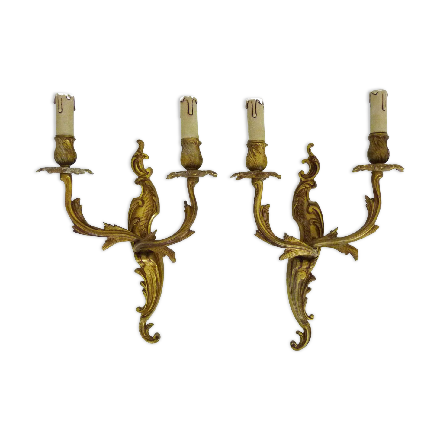 Ancienne paire d'appliques murales à double feux en bronze ou laiton, feuille d'acanthes. Années 60