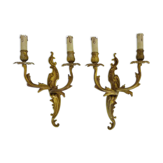 Old pair of double-light wall sconces in bronze or brass, acanthus leaf. 60s