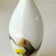 Vase flammé/volutes en opaline blanche/Verre d Art polychromes. Style Murano. Haut 23,5 cm