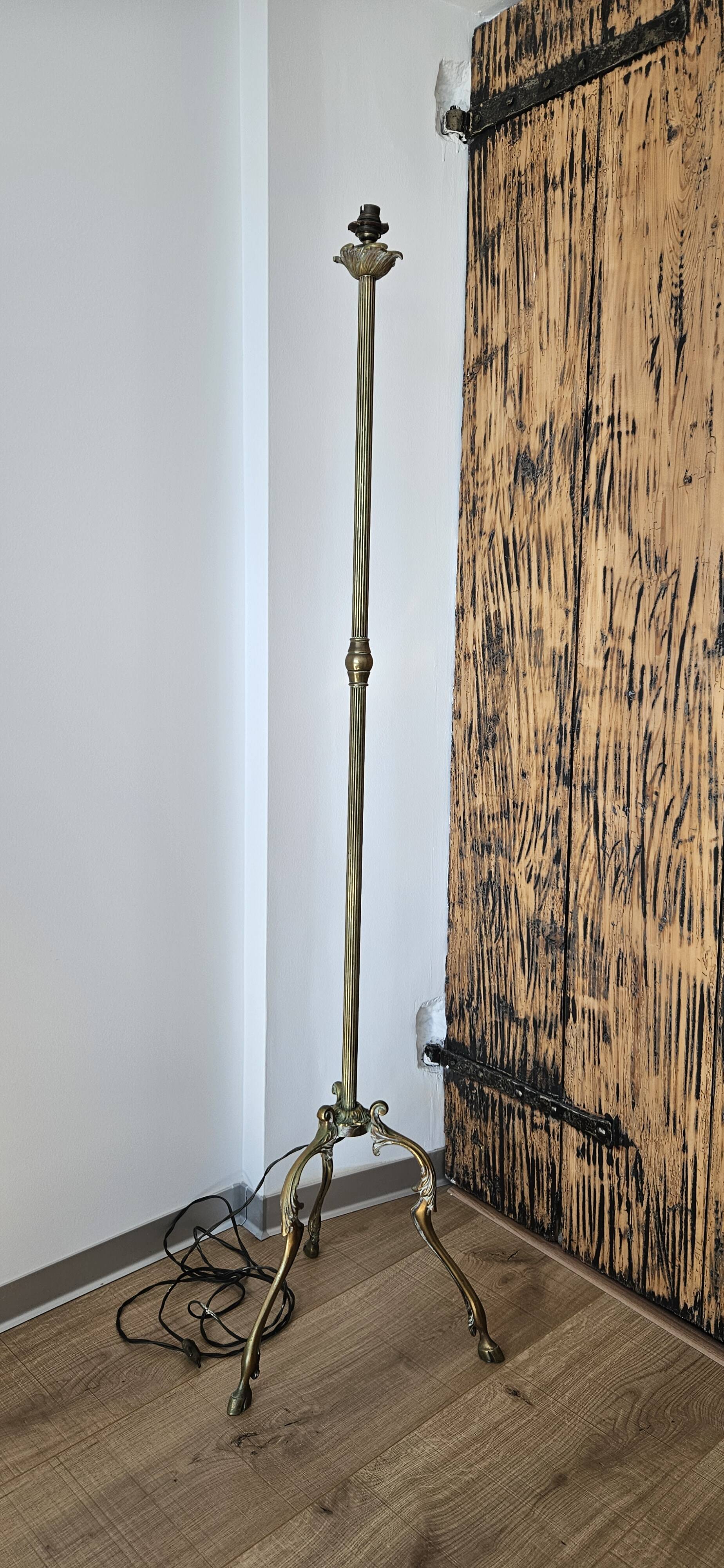Tripod floor lamp base