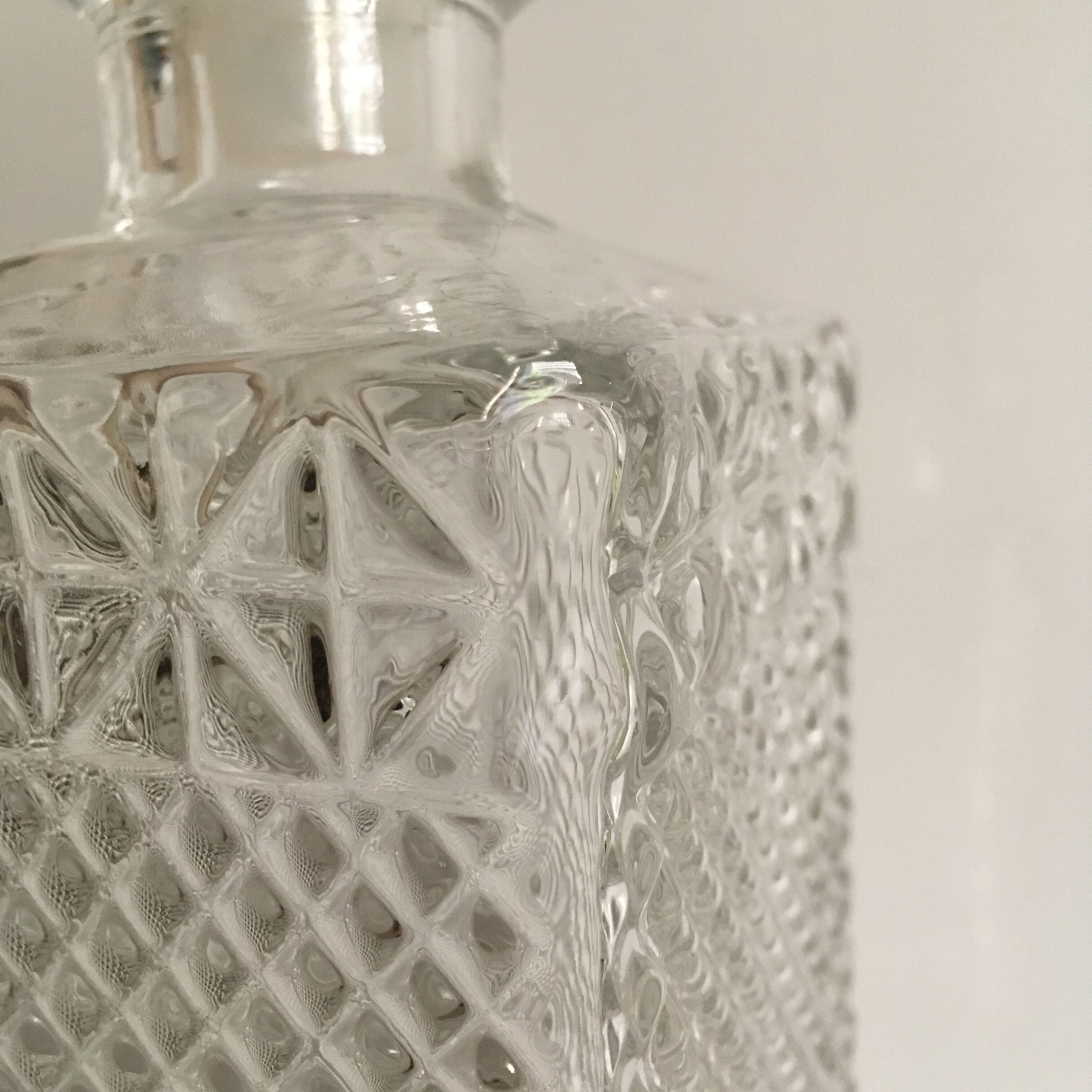 Bouteille de whisky en verre ciselé