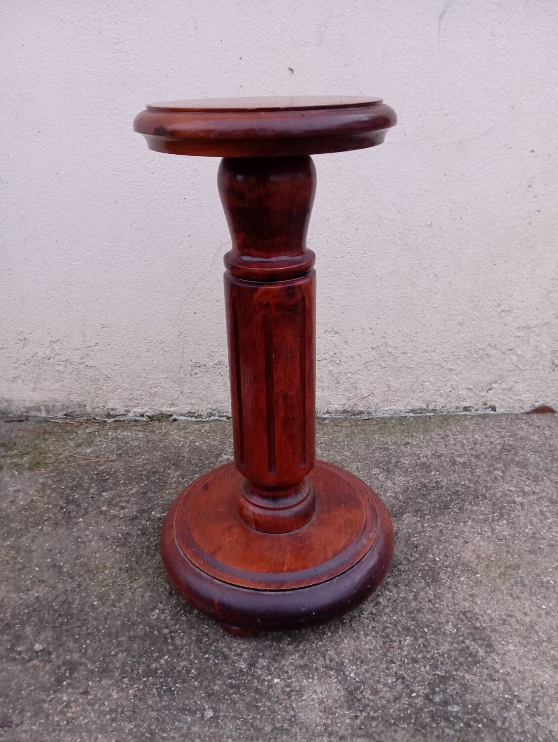 Varnished solid wood plant holder column, rustic chic