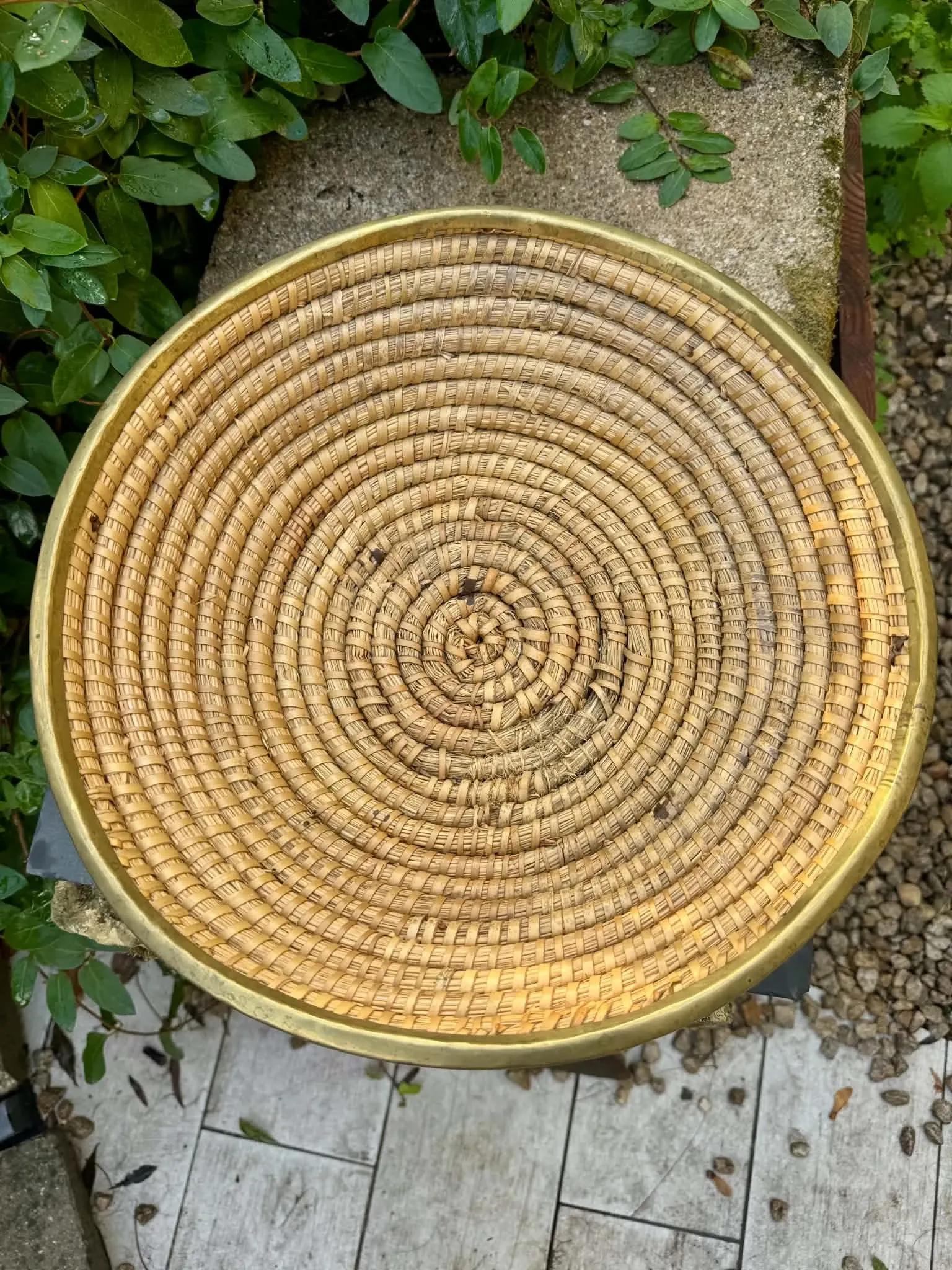 Large wicker basket in rush and brass in the style of Gabriella Crespi from the 1960s.