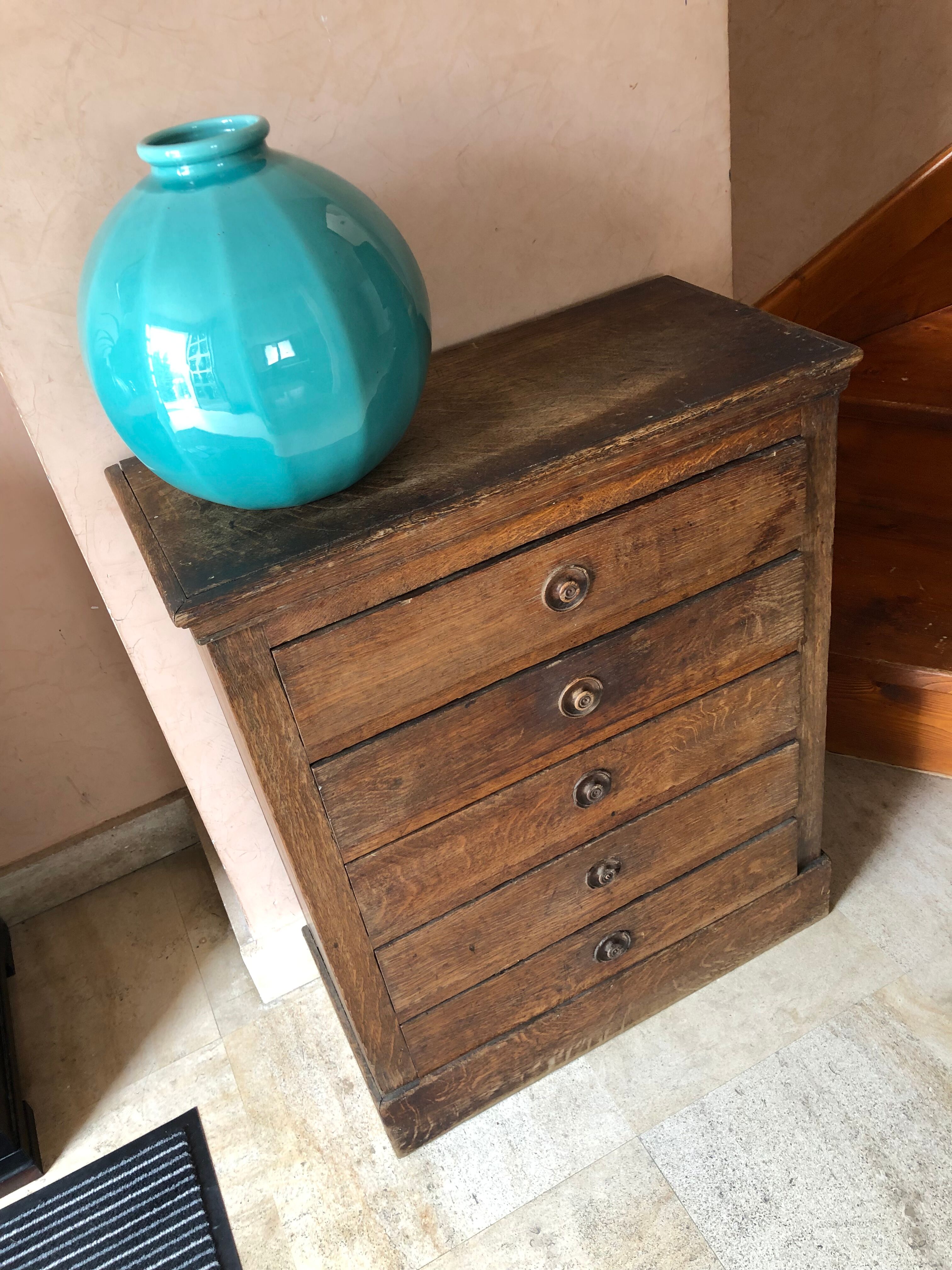 Vertical chest of drawers