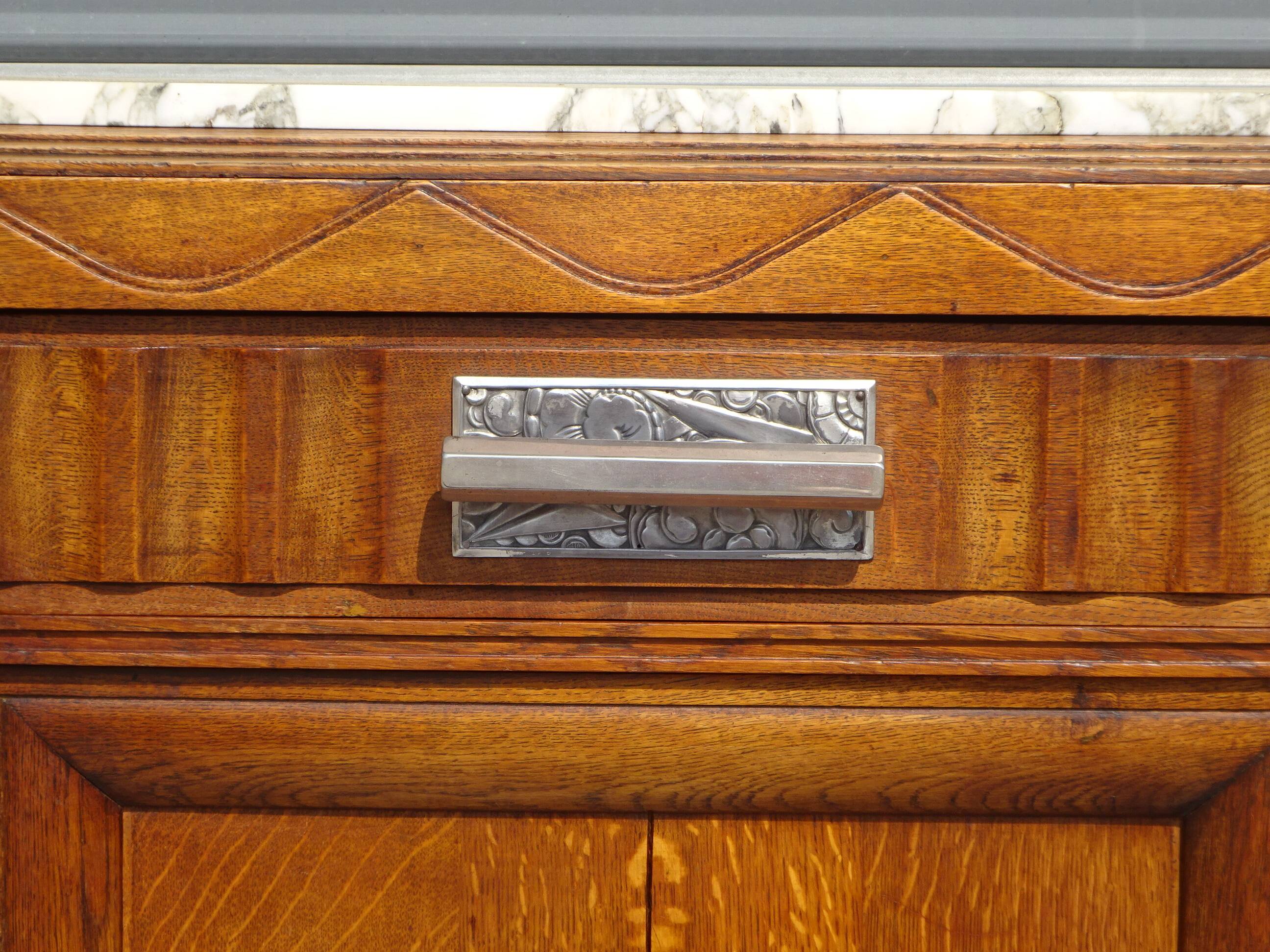 Ancien buffet en chêne et marbre, époque et style Art Déco