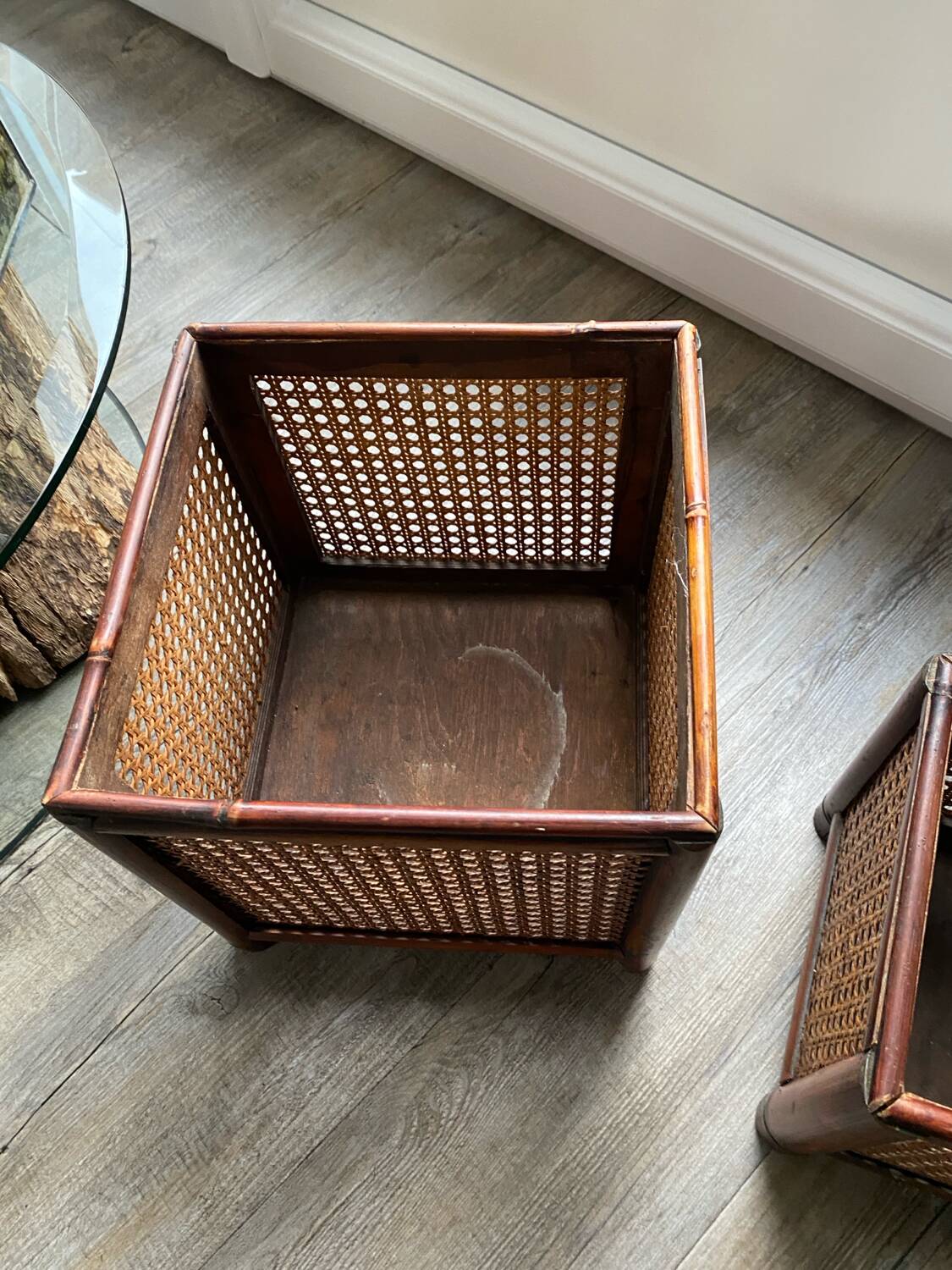 Caches-pots vintage en bois et cannage