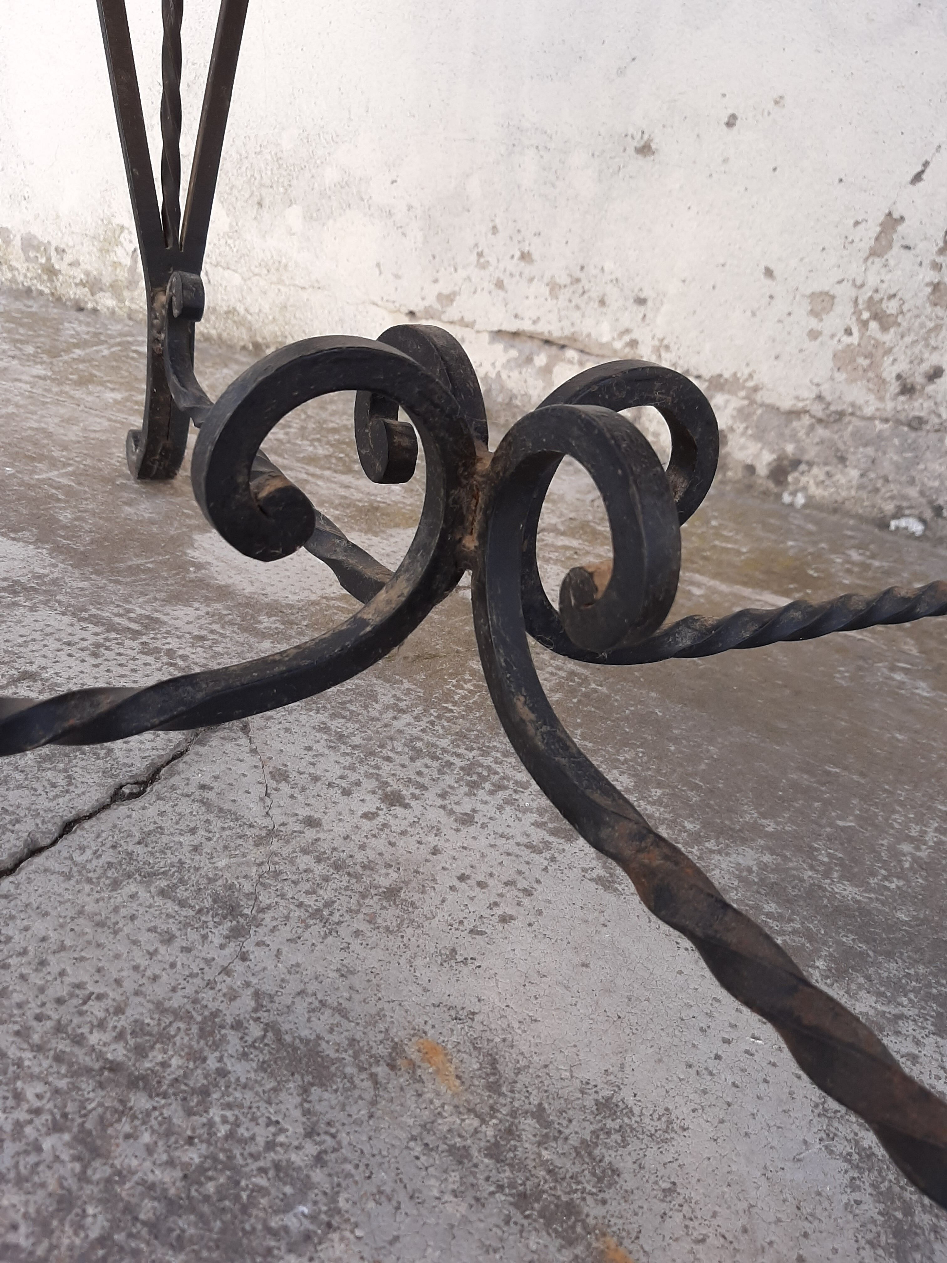 Table basse ronde en fer forgé et dessus marbre