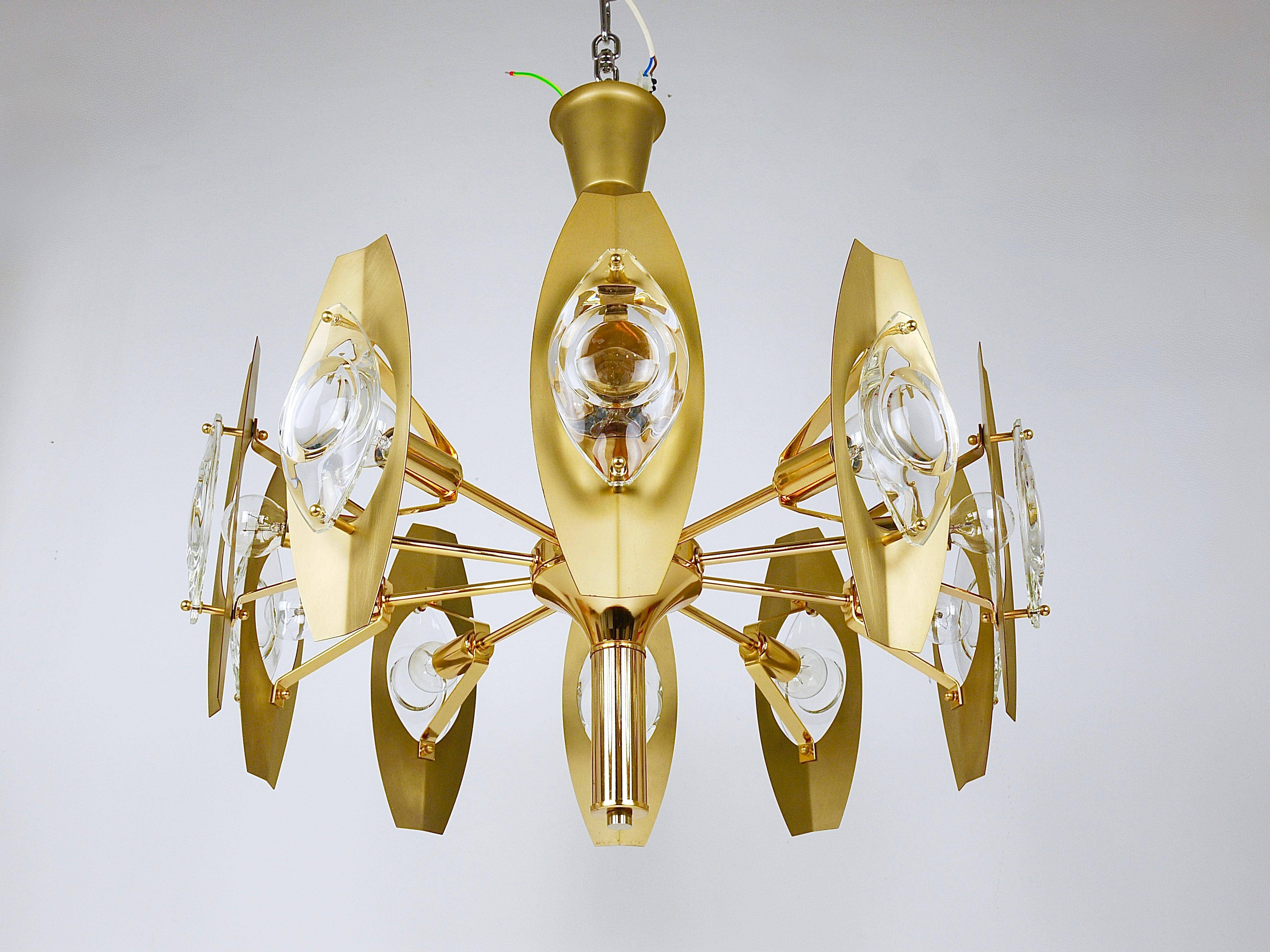 Oscar Torlasco brass chandelier of 25 inches with optical prism lenses, Italy, 1970s.