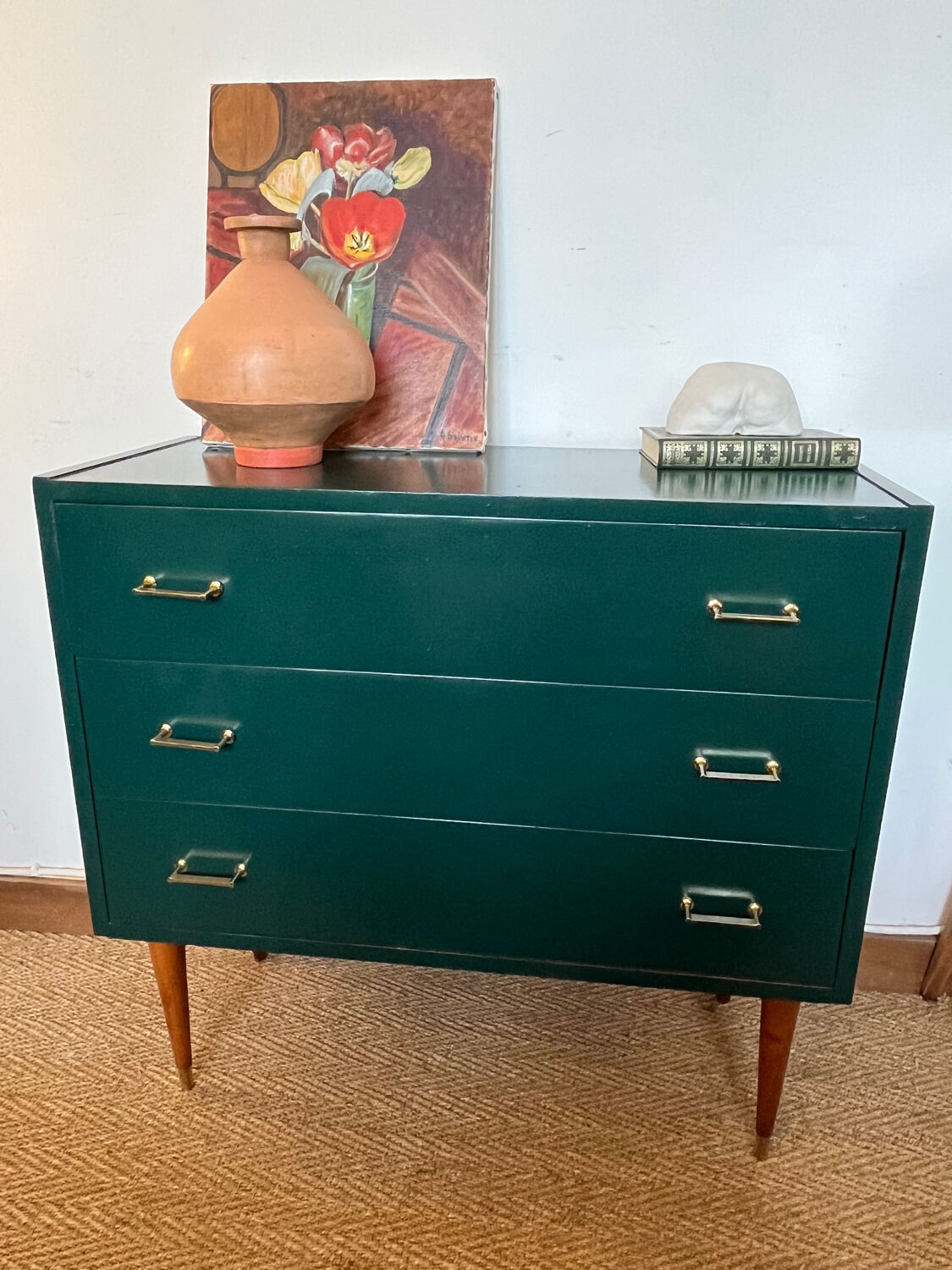 Commode vintage verte poignées dorées et pieds fuseaux