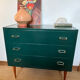Commode vintage verte poignées dorées et pieds fuseaux