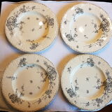 Suite de 4 assiettes en faïence à décor de fleurs