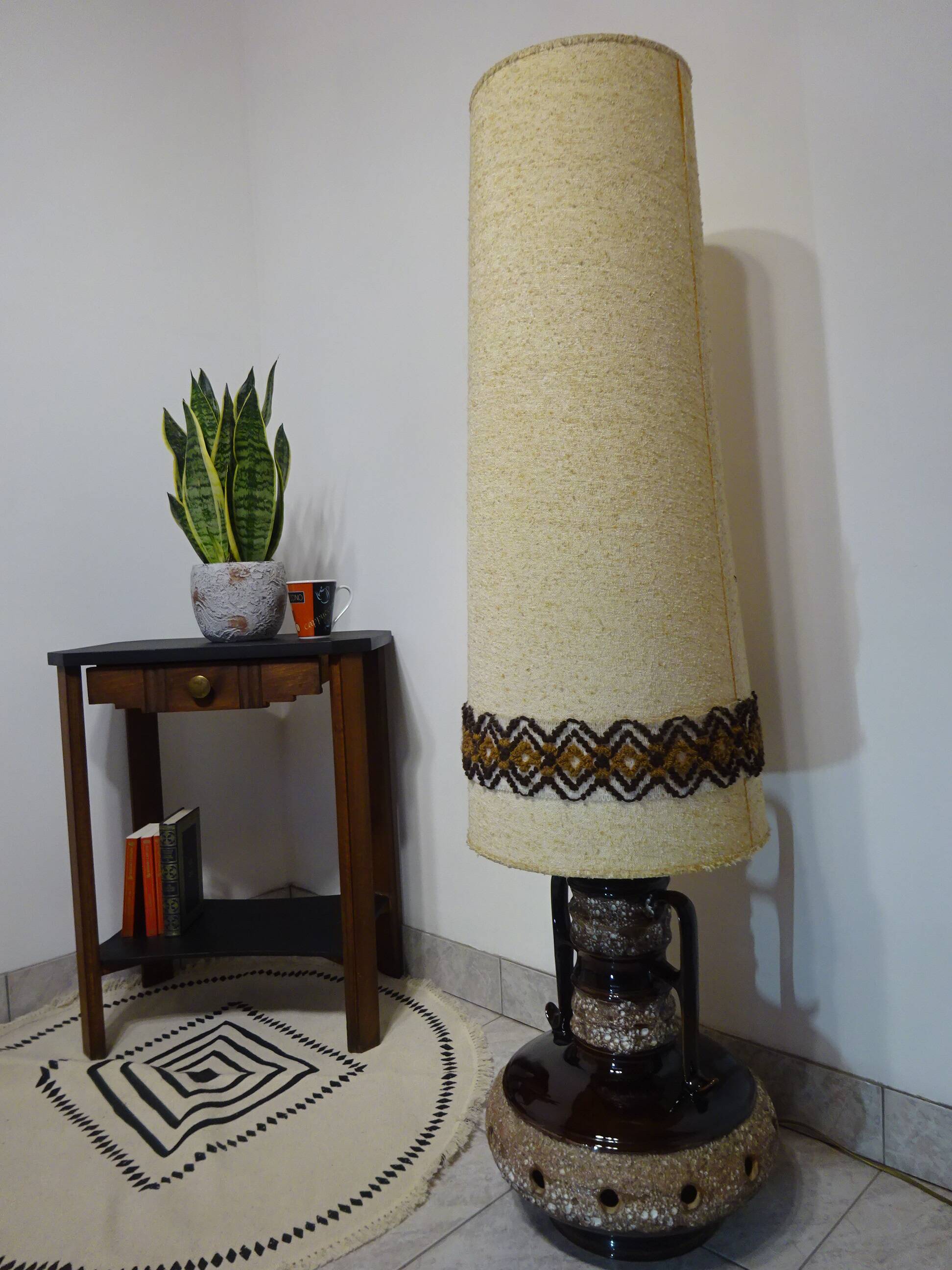 Large floor lamp, ceramic base, fat lava style