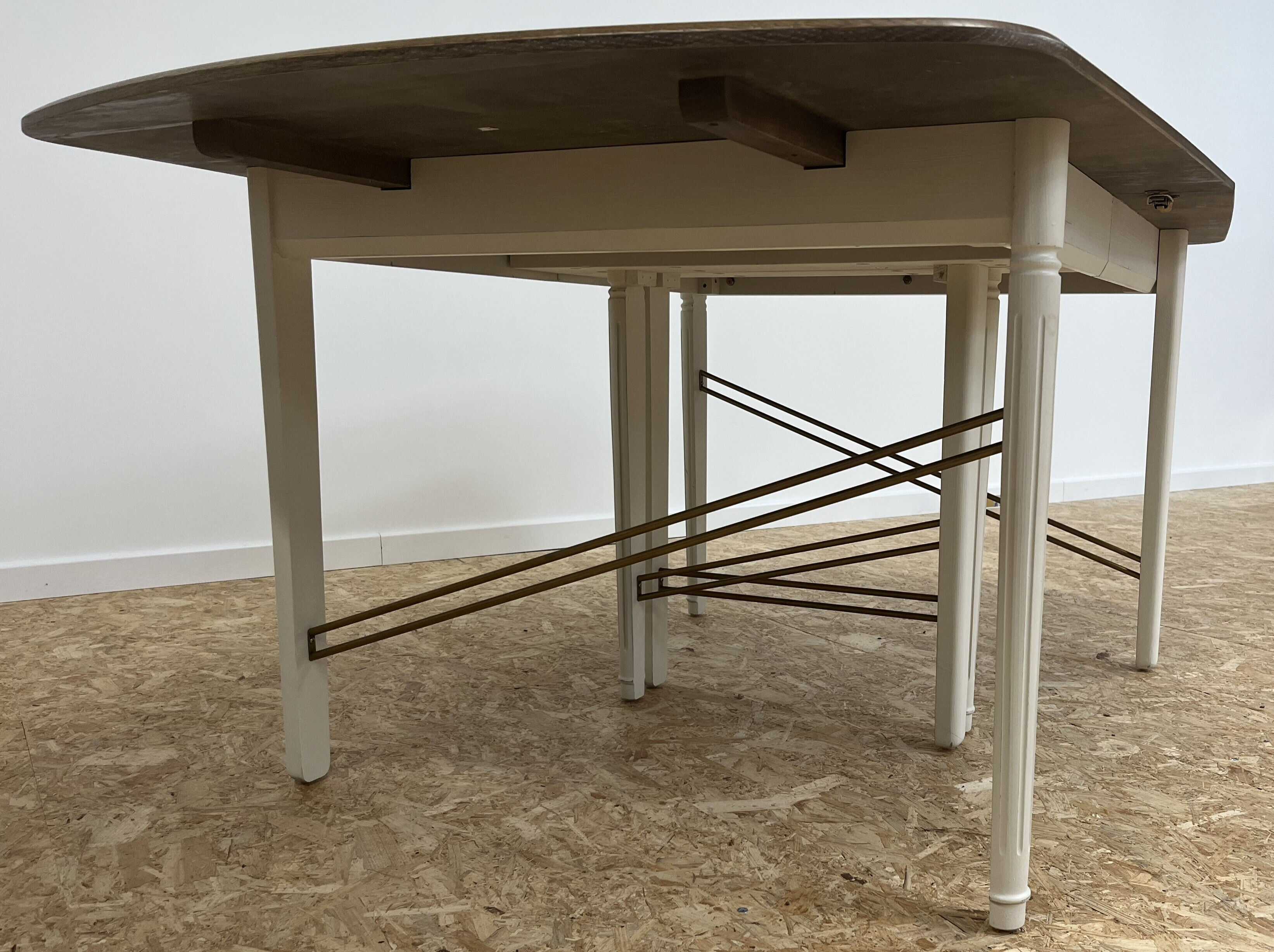 Extendable wooden dining table, white legs, 16/18 covers