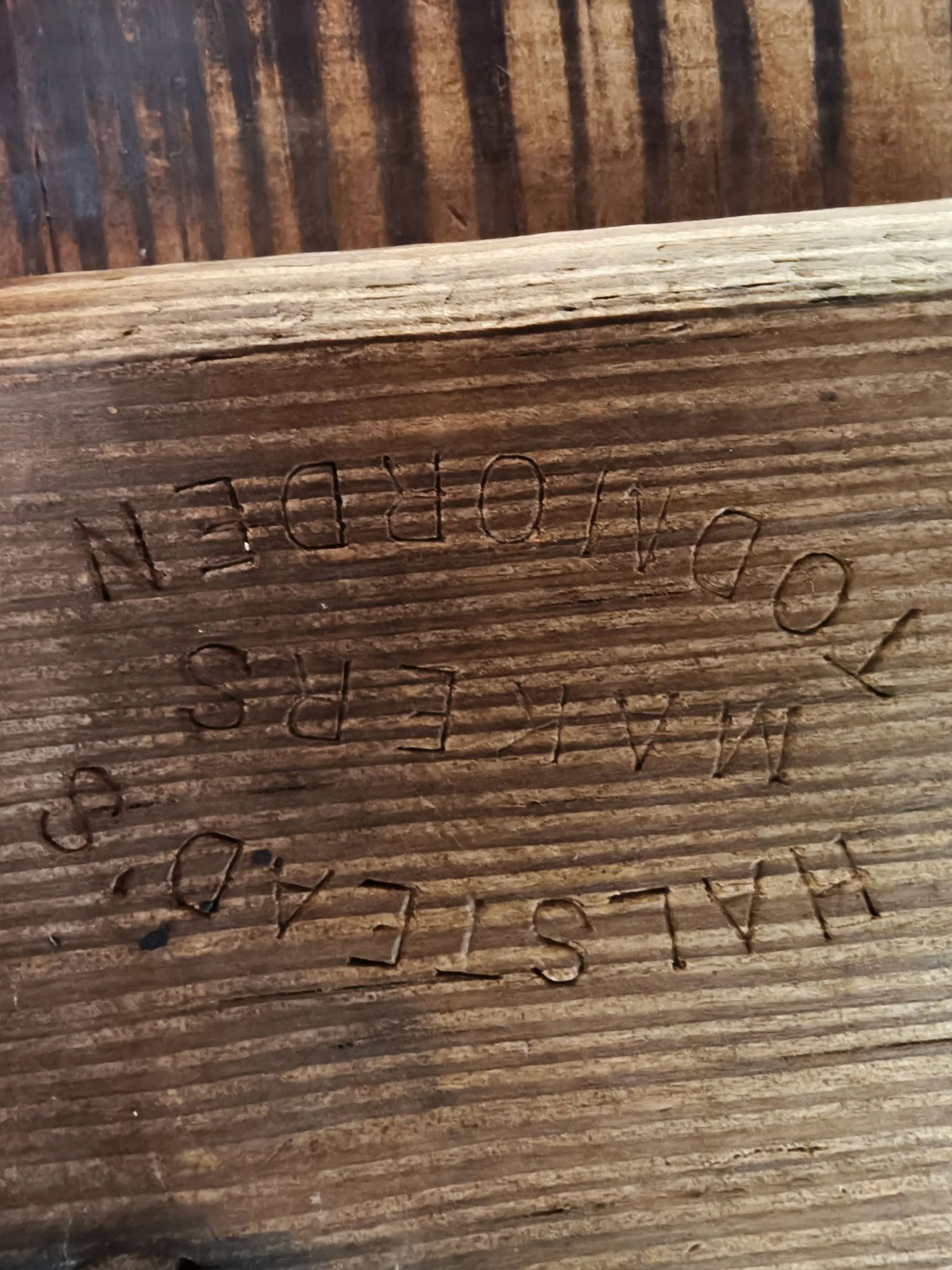 Banc de chemin de fer victorien en pin pitchpin – Halstead’s Makers, Todmorden