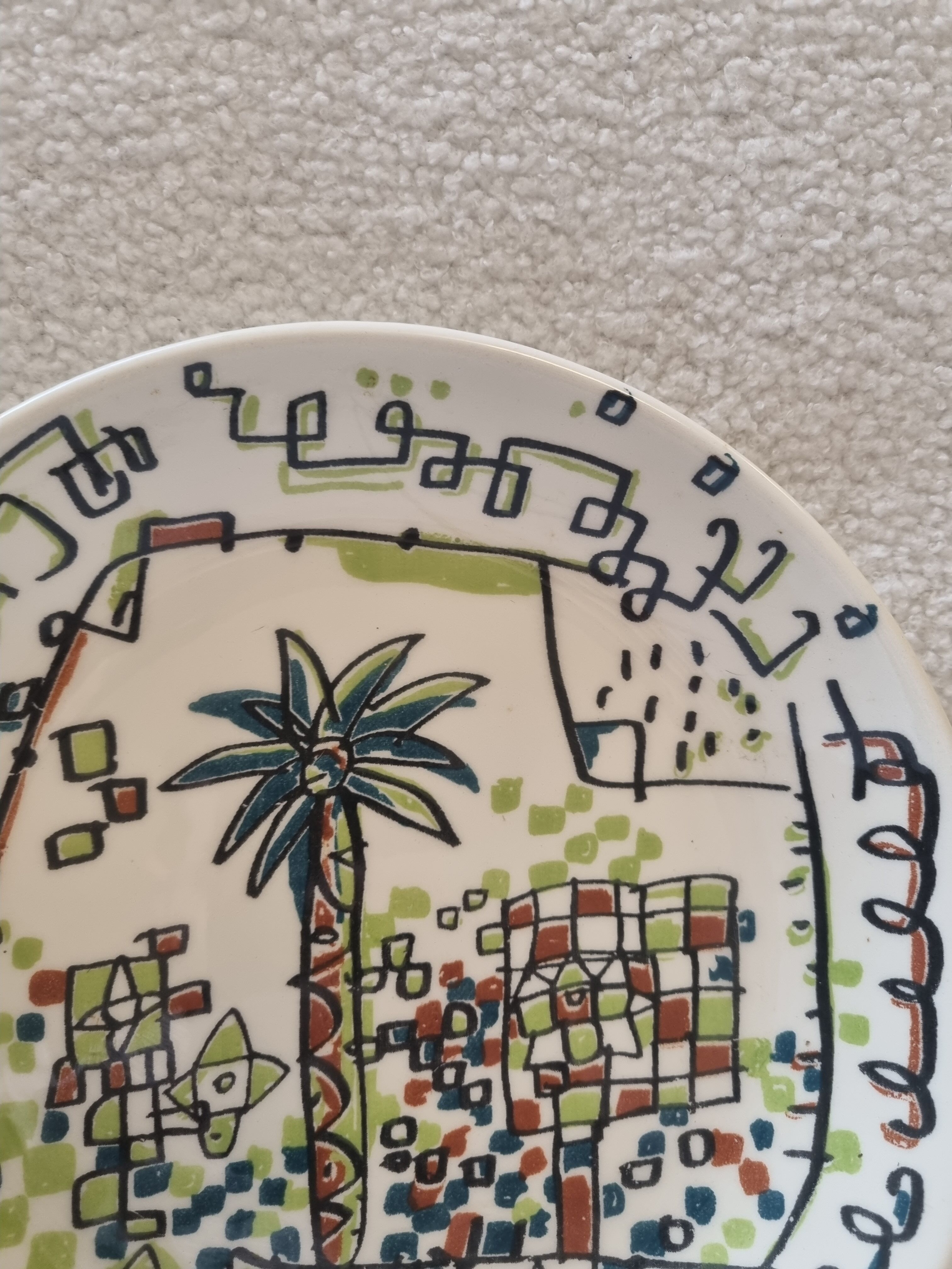 Hollow round dish impressionist décor by Javier Mariscal